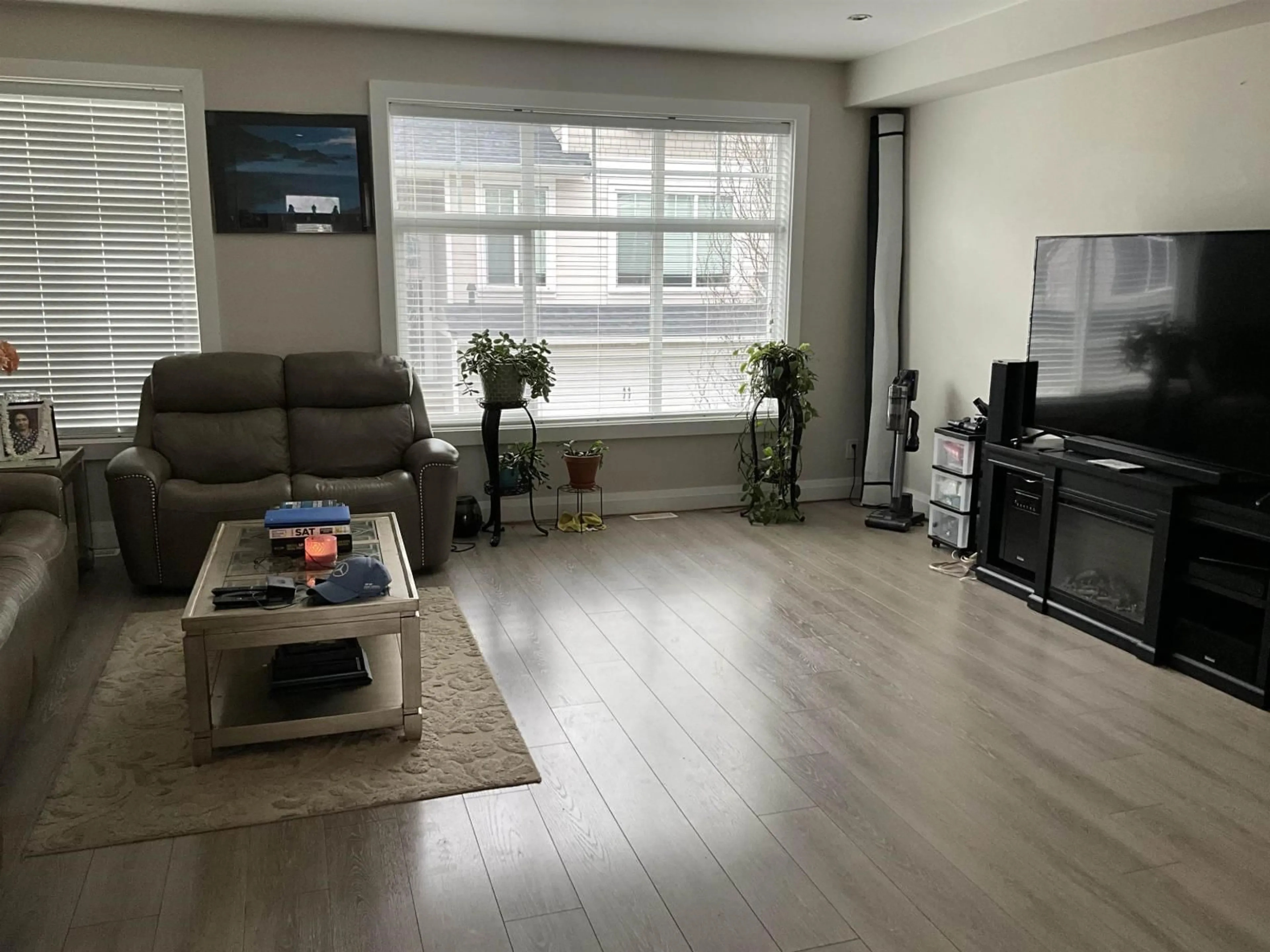 Living room with furniture, unknown for 18 - 19938 70 AVENUE, Langley British Columbia V2Y0R1