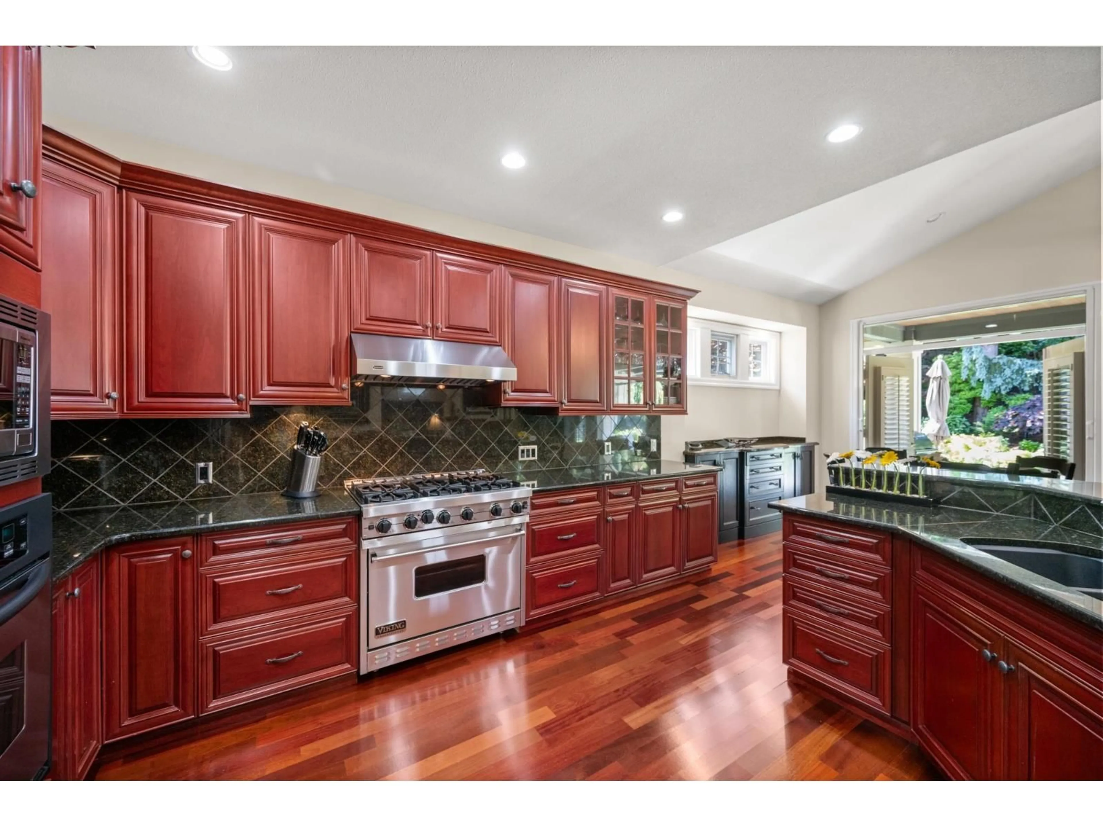 Open concept kitchen, ceramic/tile floor for 68 - 15715 34, Surrey British Columbia V3Z0J6