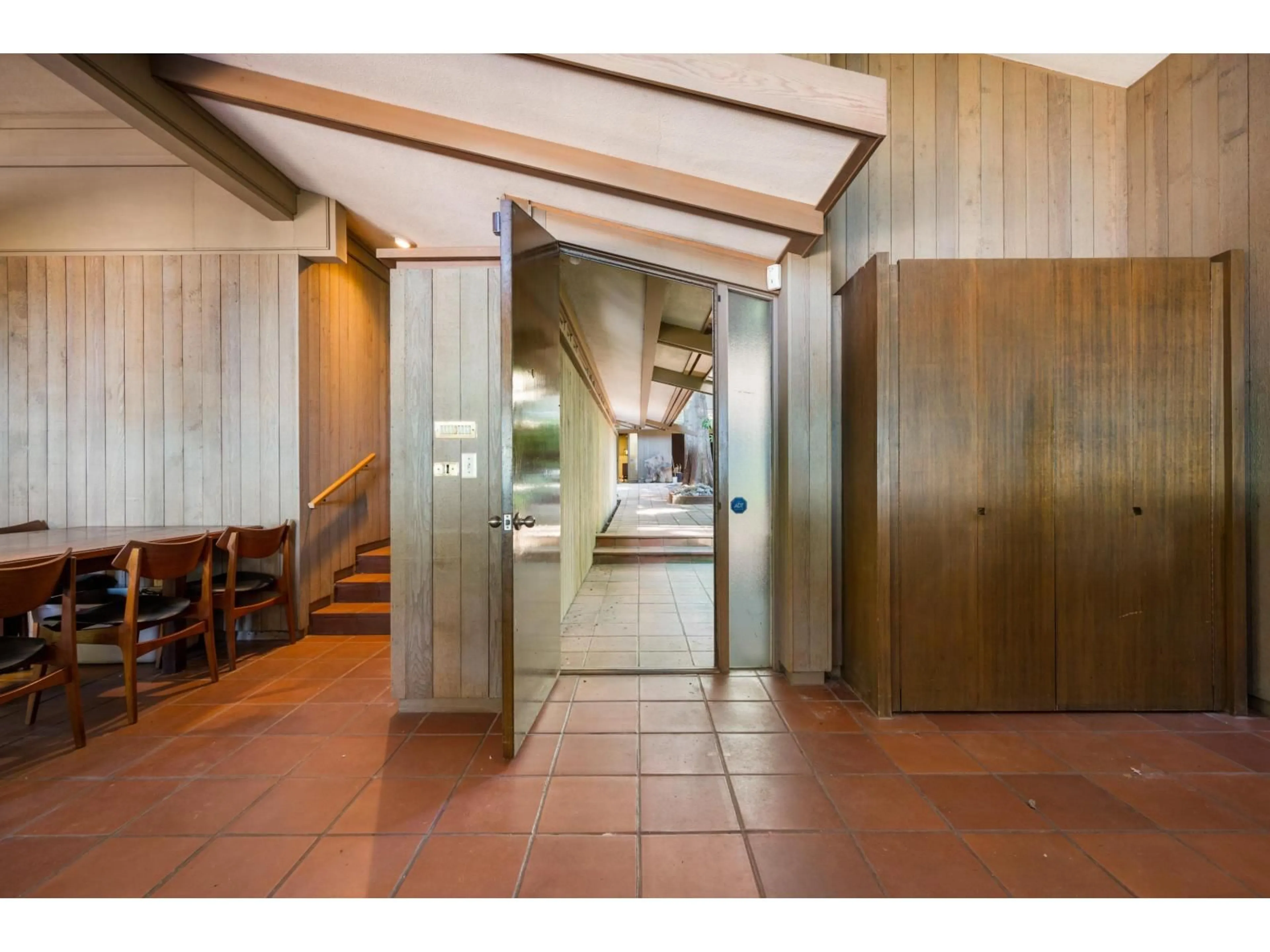 Indoor foyer for 12581 16, Surrey British Columbia V4A1M7