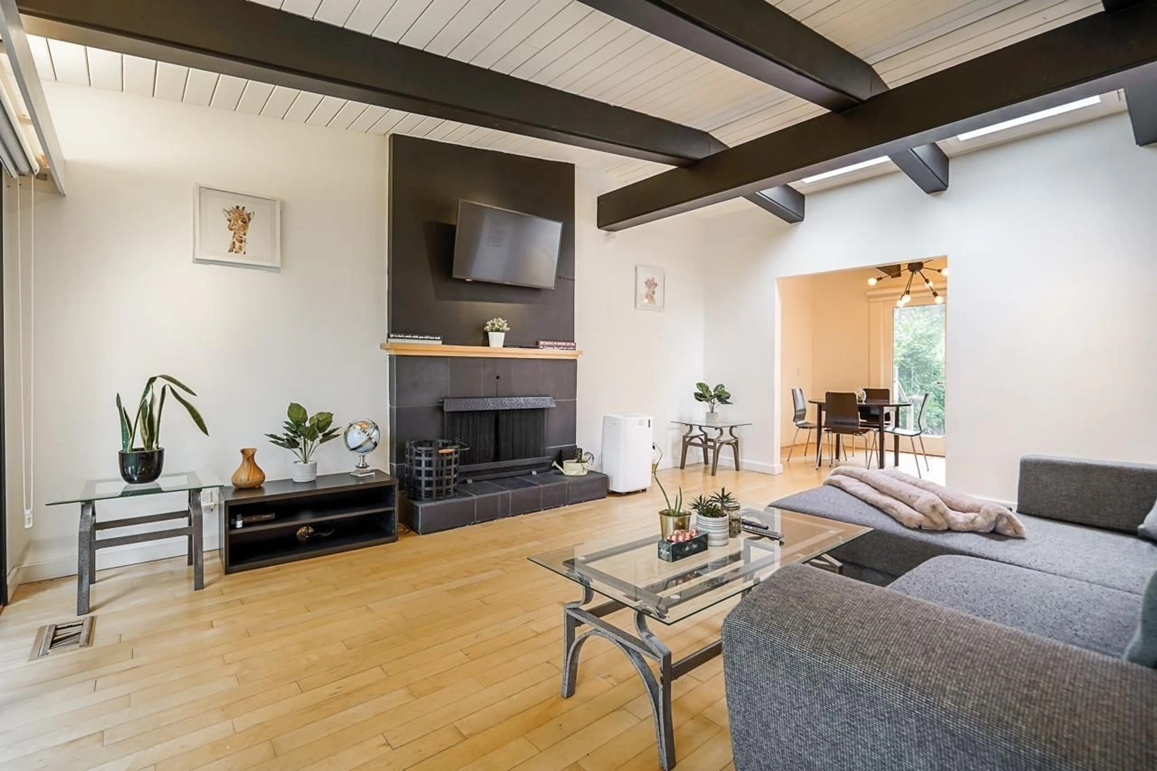Living room with furniture, unknown for 14352 110 AVENUE, Surrey British Columbia V3R2A2