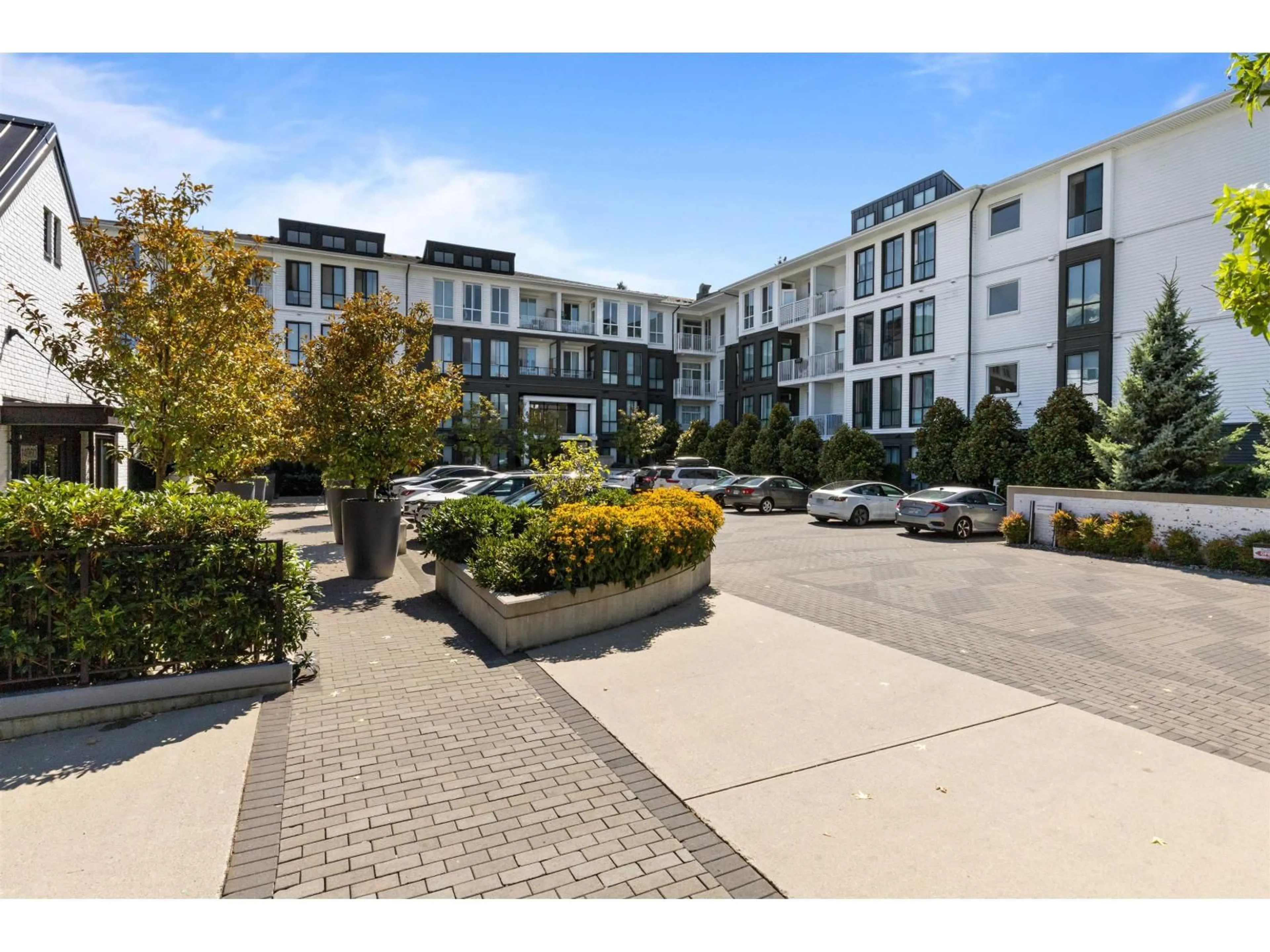 Patio, street for 409 - 14968 101A, Surrey British Columbia V3R0E8