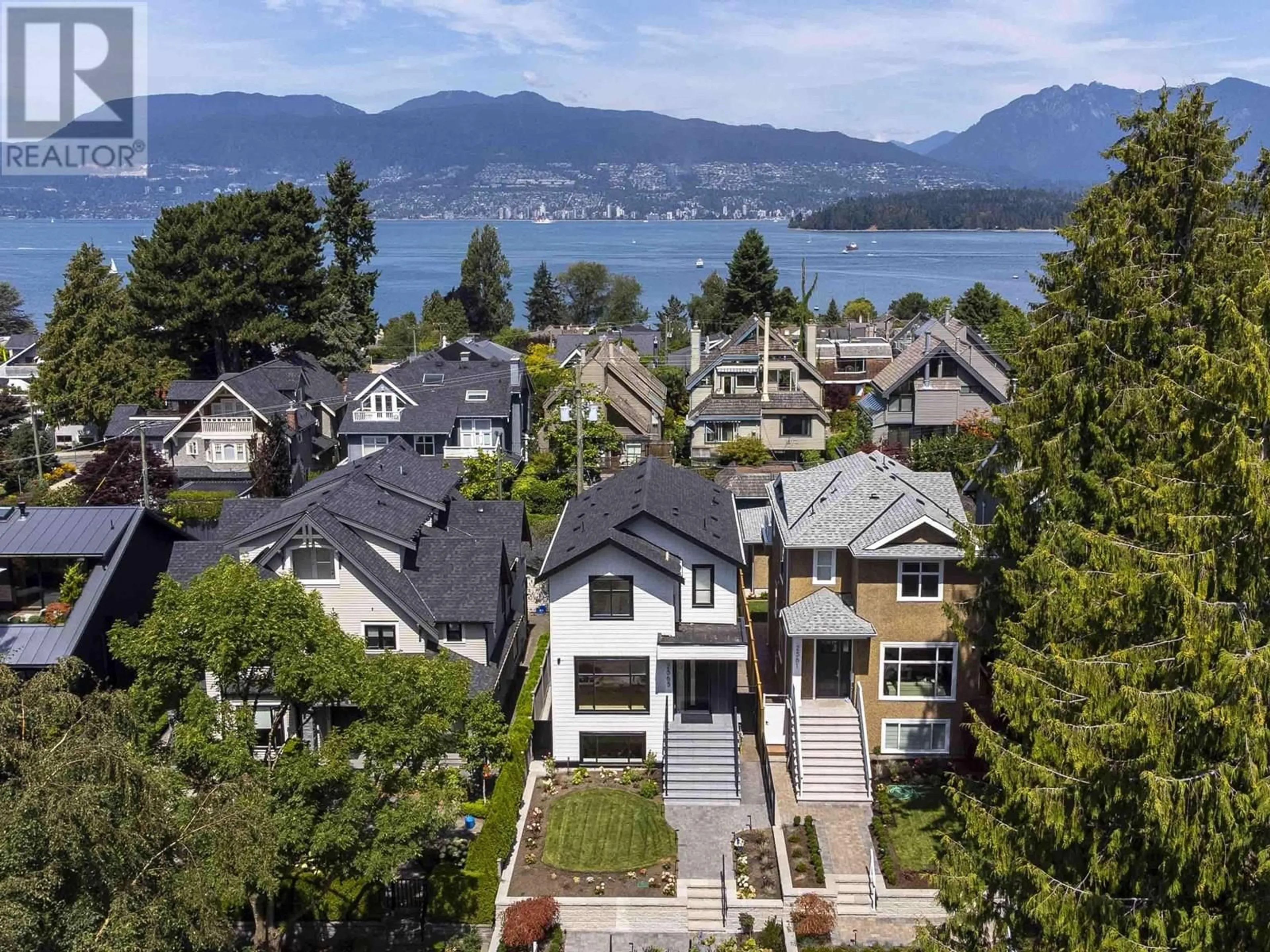 A pic from outside/outdoor area/front of a property/back of a property/a pic from drone, water/lake/river/ocean view for 2565 2ND AVENUE, Vancouver British Columbia V6K1J7