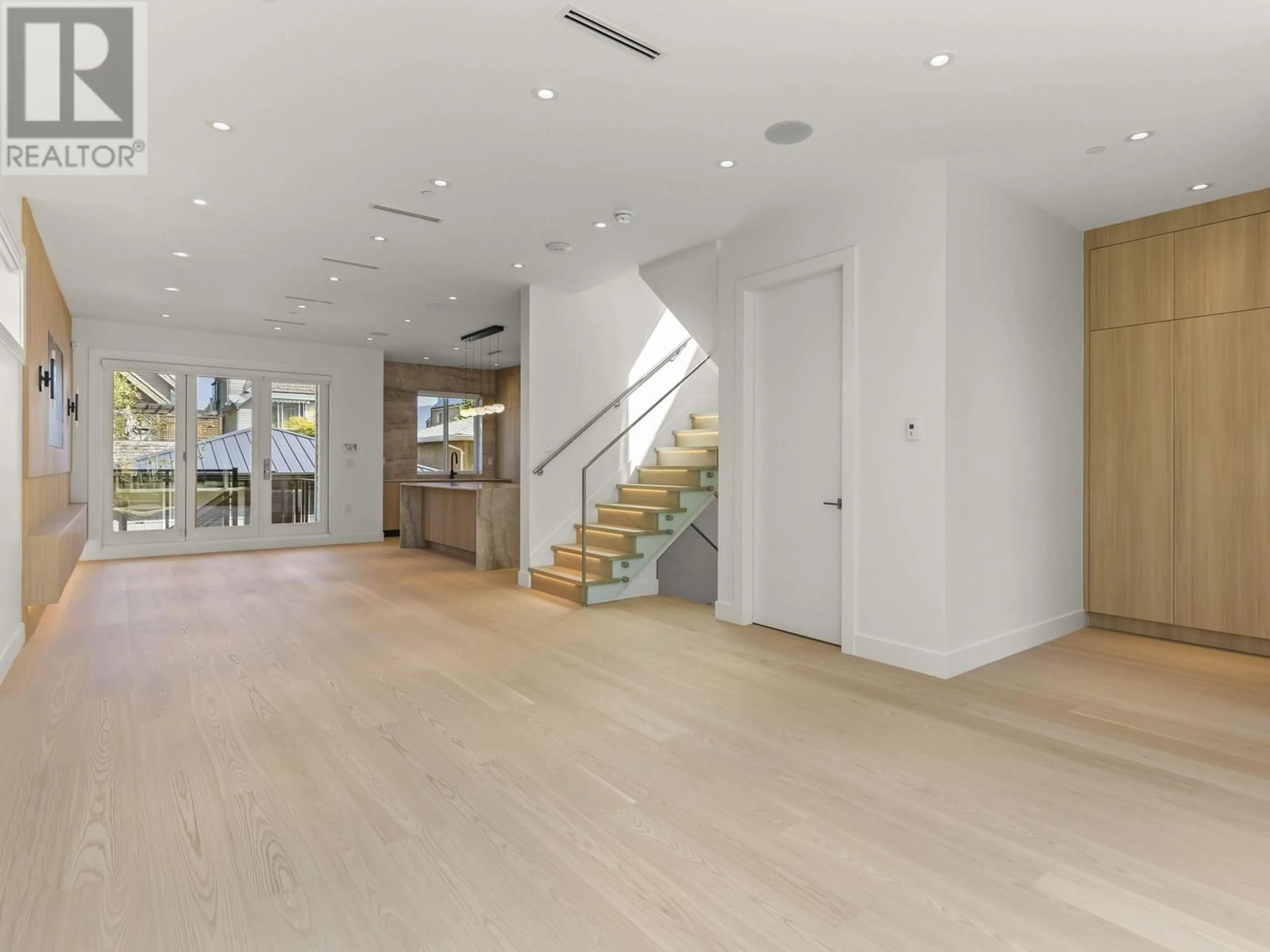 Indoor foyer for 2565 2ND AVENUE, Vancouver British Columbia V6K1J7