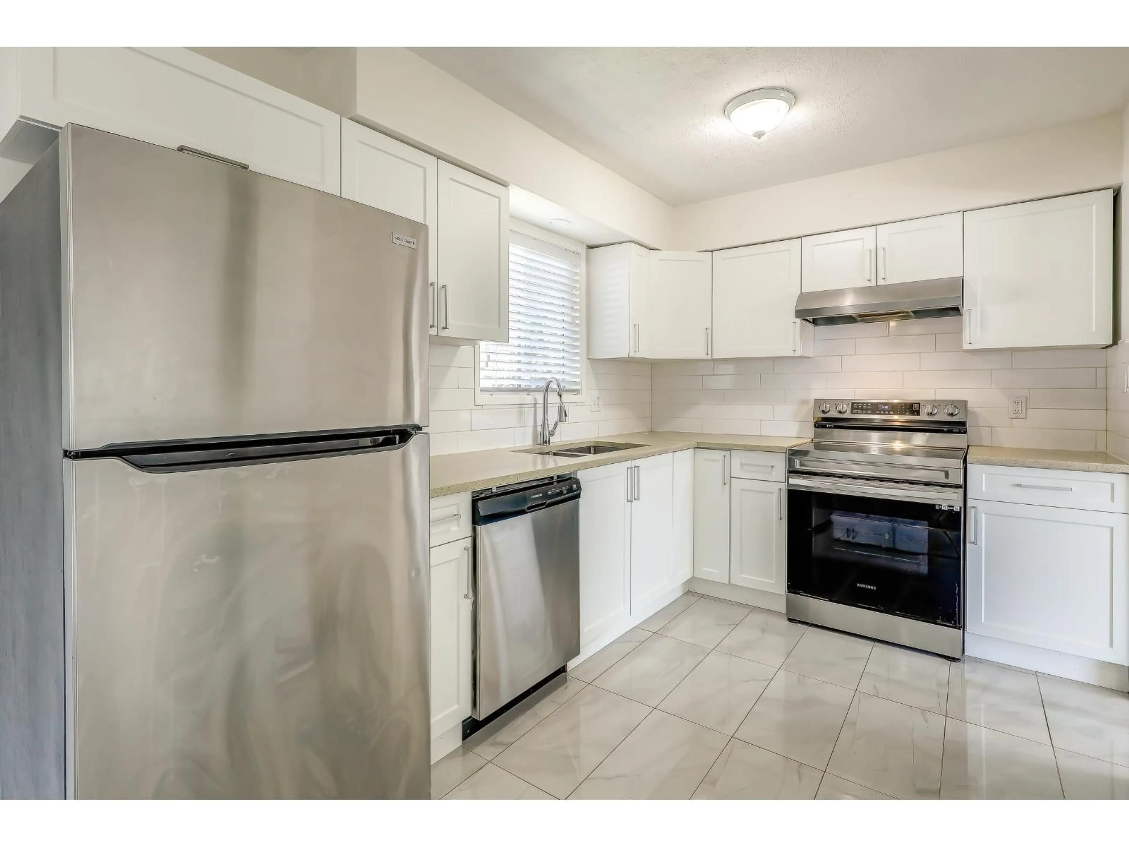 Standard kitchen, ceramic/tile floor for 35085 MCEWEN, Mission British Columbia V2V6R3
