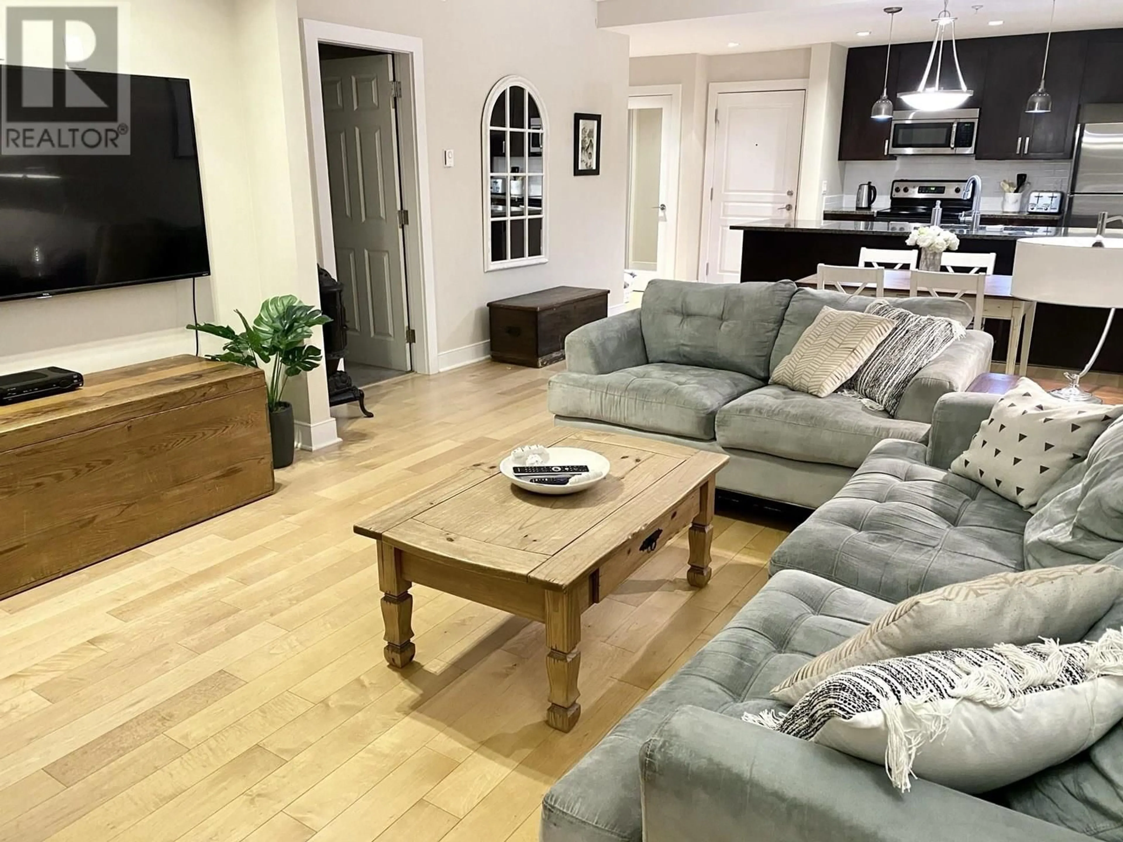 Living room with furniture, wood/laminate floor for 405 - 5599 14B AVENUE, Delta British Columbia V4M0A3