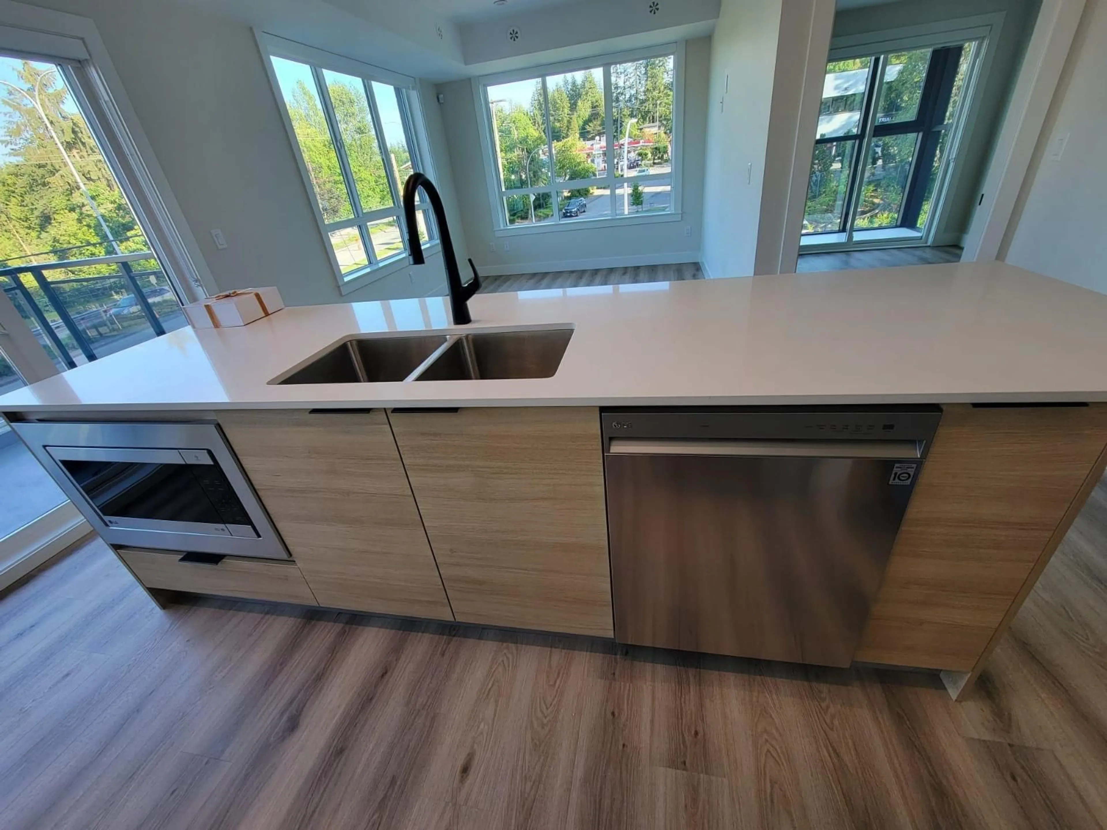 Contemporary kitchen, unknown for 207 - 6285 KING GEORGE, Surrey British Columbia V3X0L3