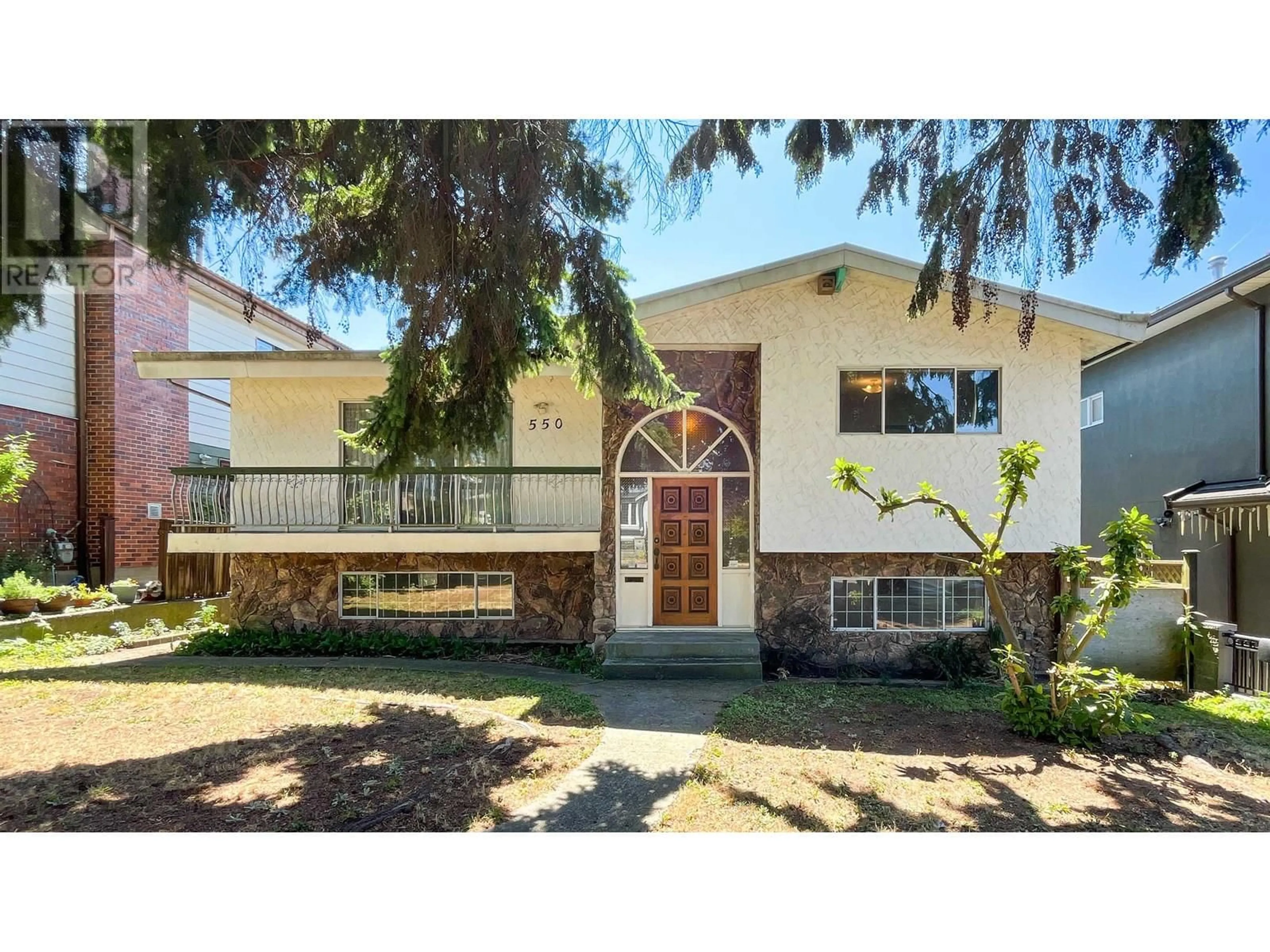 Home with vinyl exterior material, street for 550 55TH AVENUE, Vancouver British Columbia V5X1N5