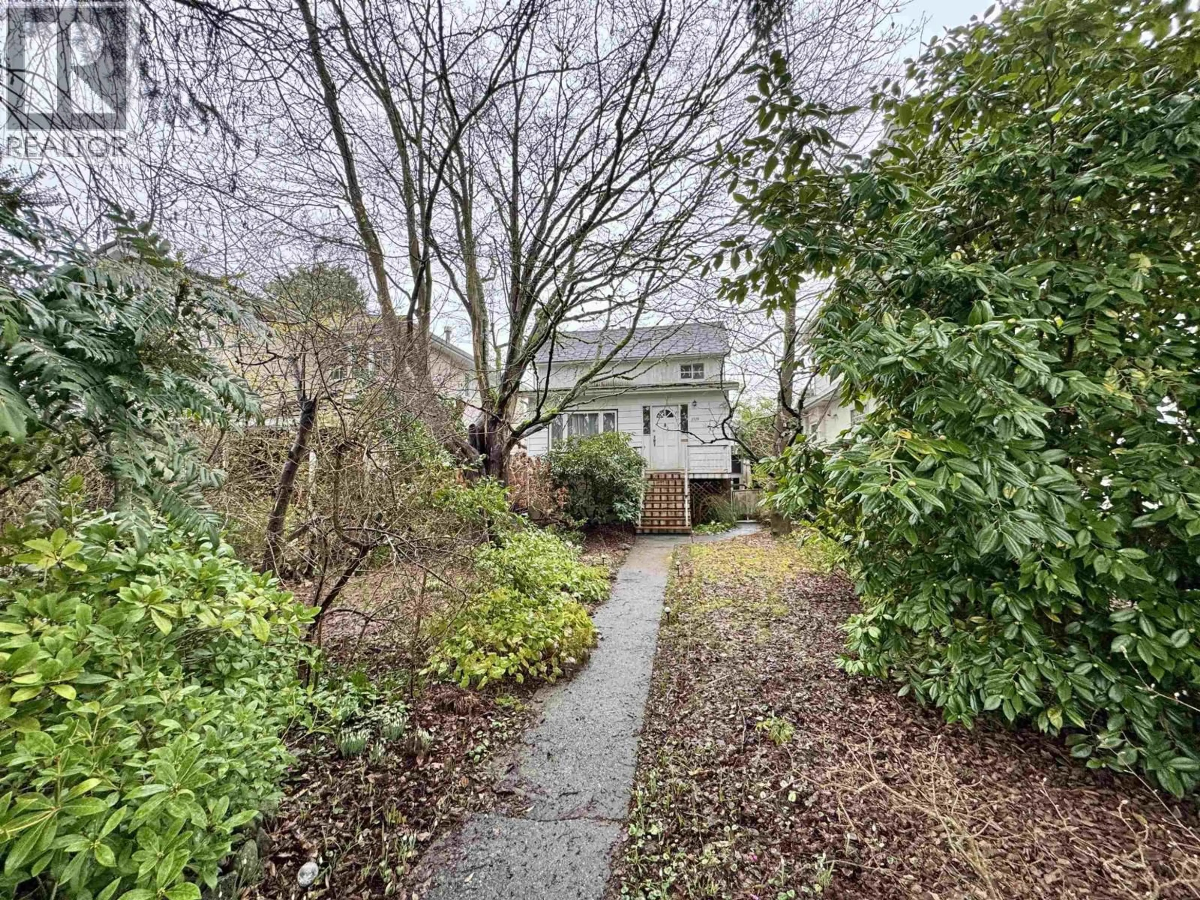 A pic from outside/outdoor area/front of a property/back of a property/a pic from drone, street for 2720 24TH AVENUE, Vancouver British Columbia V6L1R1