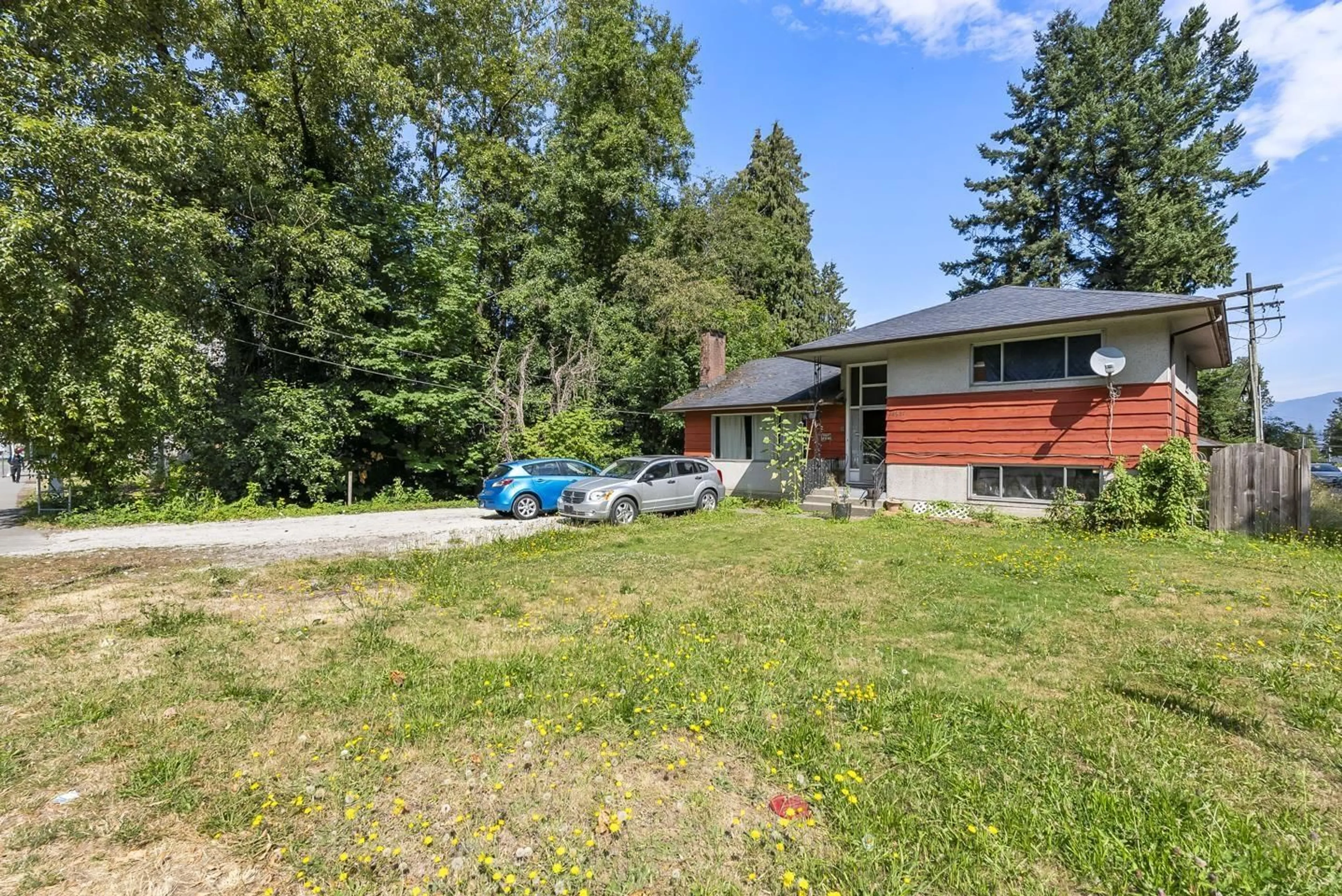 A pic from outside/outdoor area/front of a property/back of a property/a pic from drone, unknown for 13321 108, Surrey British Columbia V3T2J7
