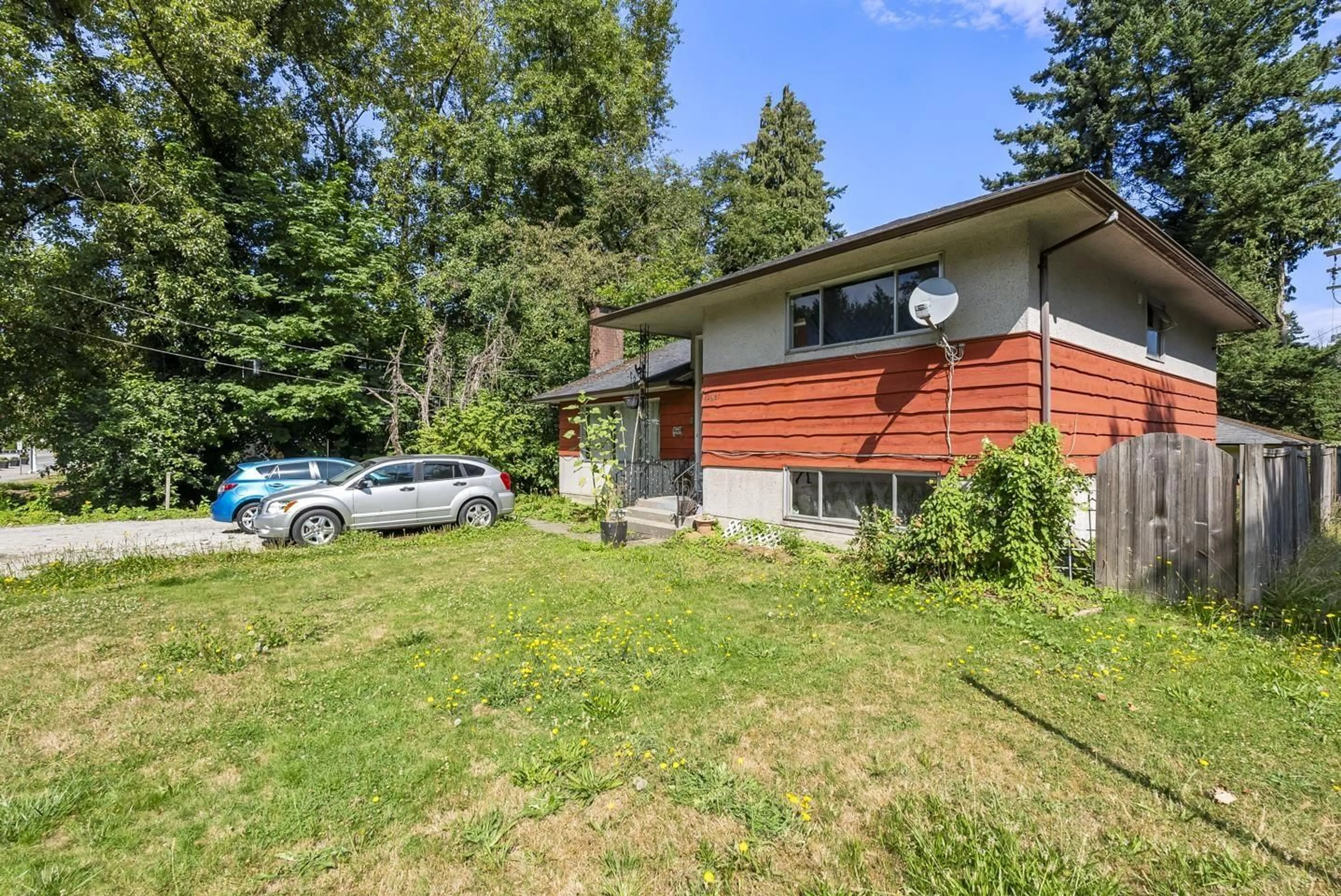 A pic from outside/outdoor area/front of a property/back of a property/a pic from drone, unknown for 13321 108, Surrey British Columbia V3T2J7