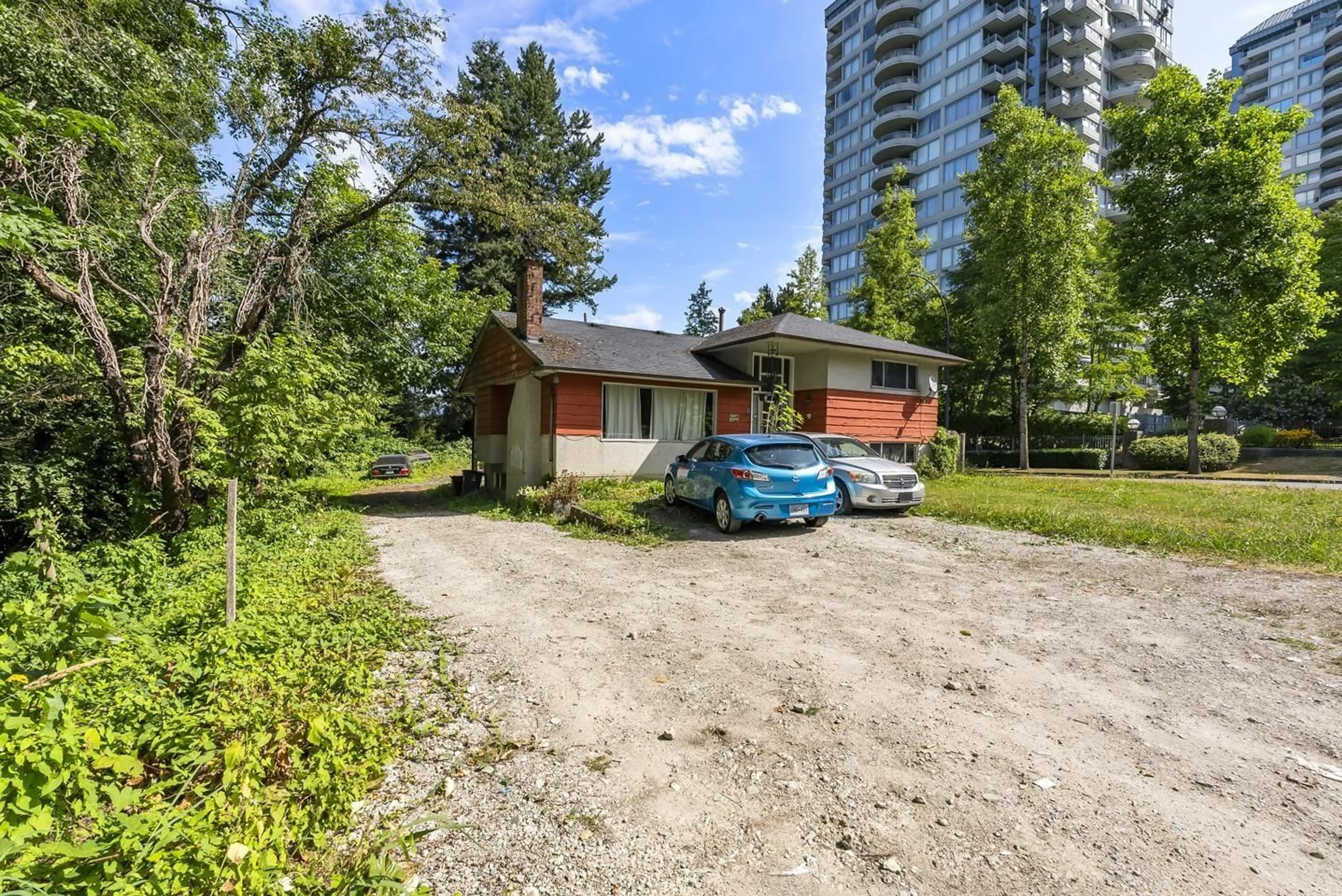 A pic from outside/outdoor area/front of a property/back of a property/a pic from drone, street for 13321 108, Surrey British Columbia V3T2J7