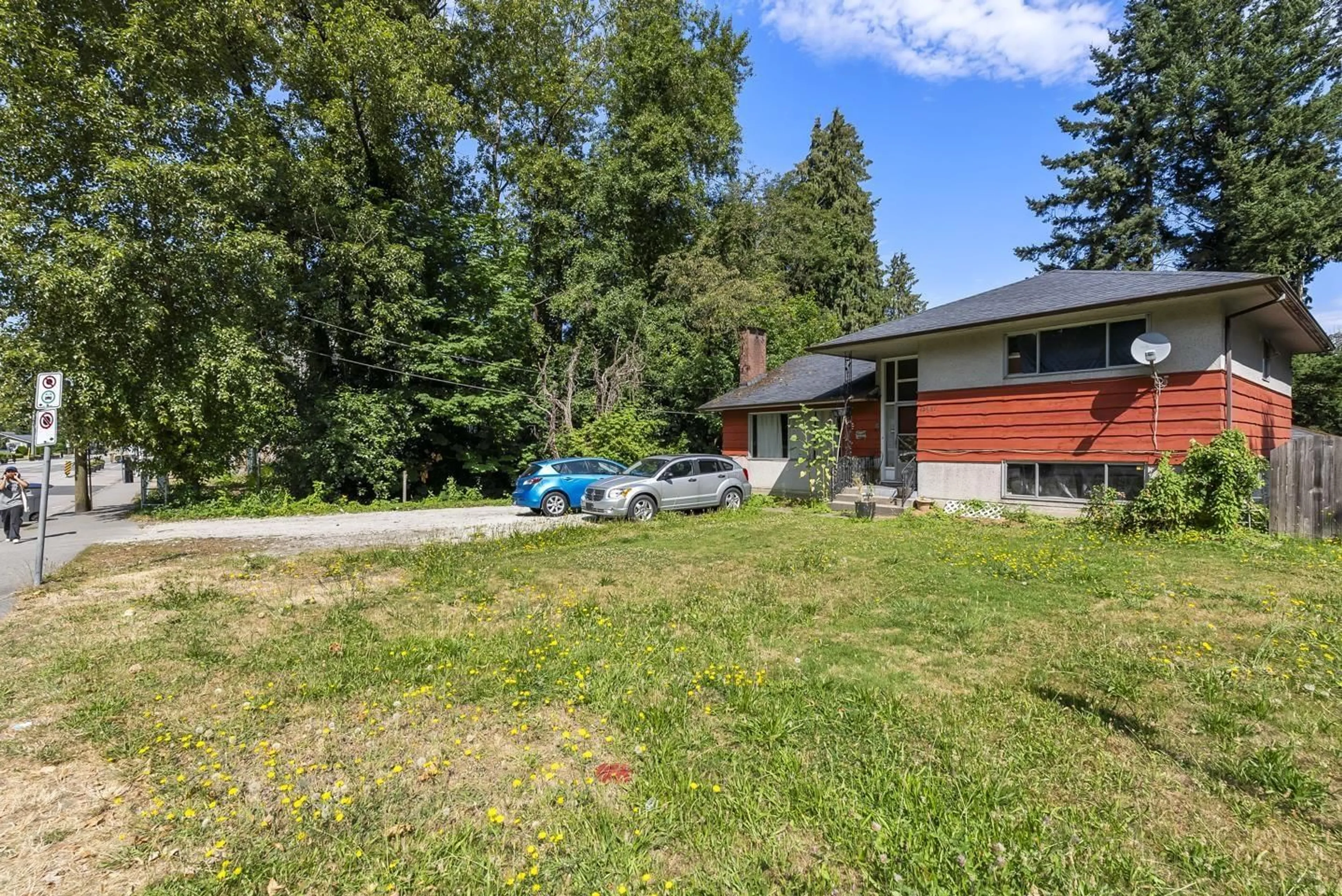 A pic from outside/outdoor area/front of a property/back of a property/a pic from drone, unknown for 13321 108, Surrey British Columbia V3T2J7