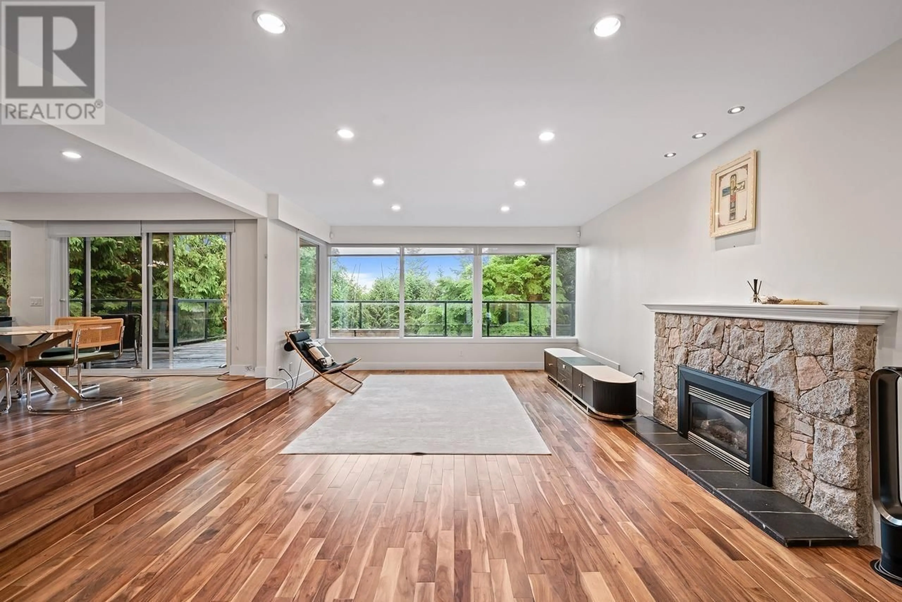 Indoor foyer for 1130 GROVELAND COURT, West Vancouver British Columbia V7S1Z6