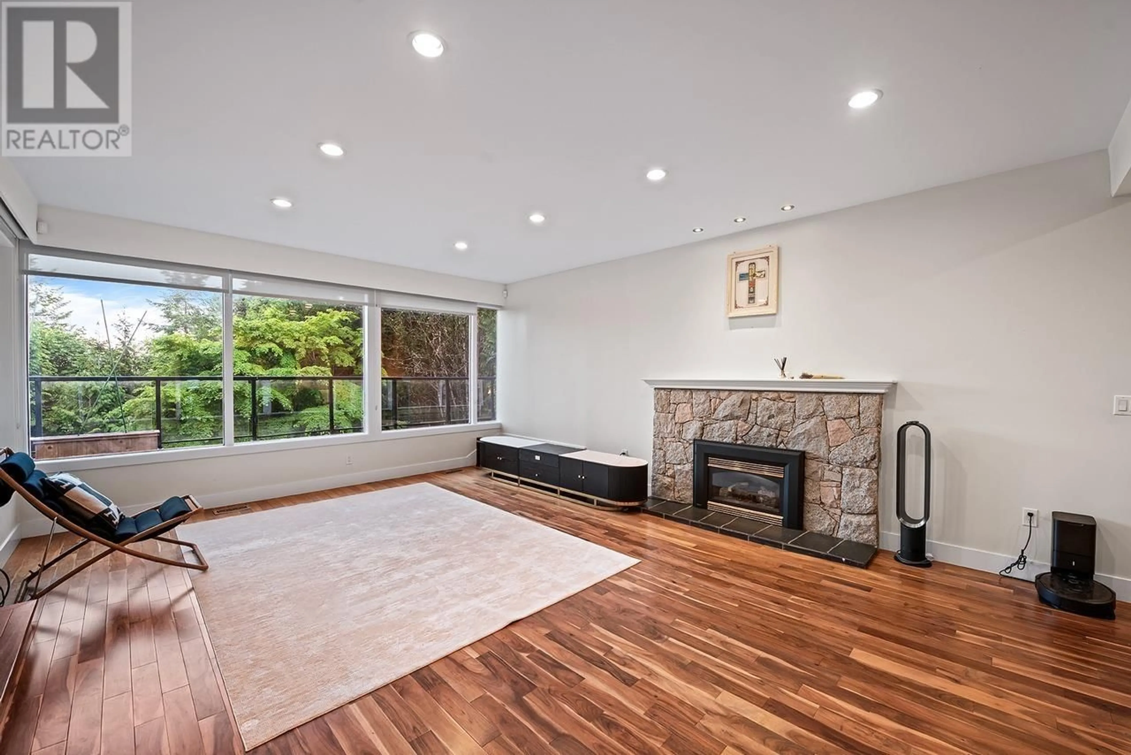 Living room with furniture, unknown for 1130 GROVELAND COURT, West Vancouver British Columbia V7S1Z6
