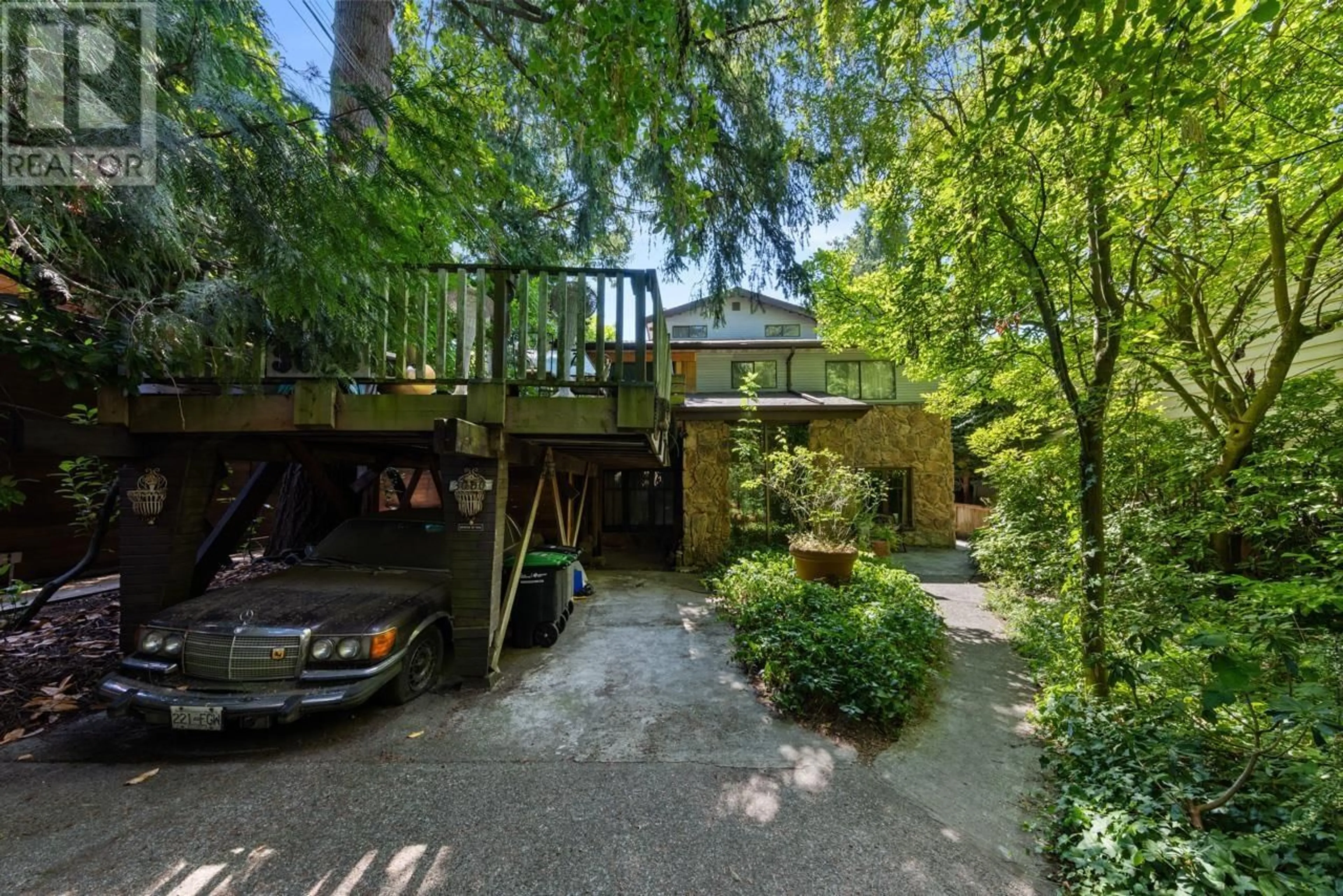 A pic from outside/outdoor area/front of a property/back of a property/a pic from drone, street for 3060 45TH AVENUE, Vancouver British Columbia V6N3M1