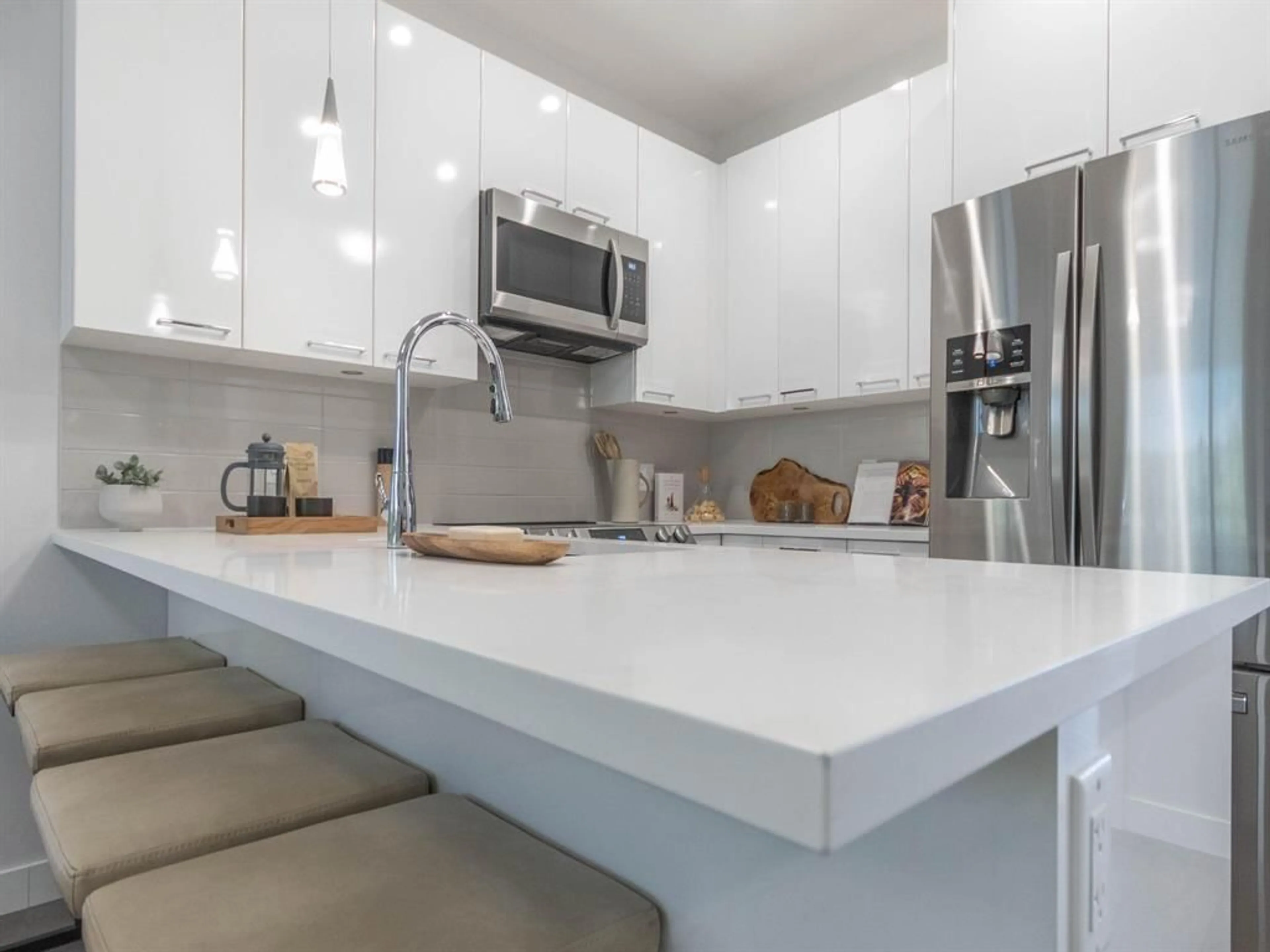 Contemporary kitchen, ceramic/tile floor for 302 - 33886 PINE, Abbotsford British Columbia V2S2P3