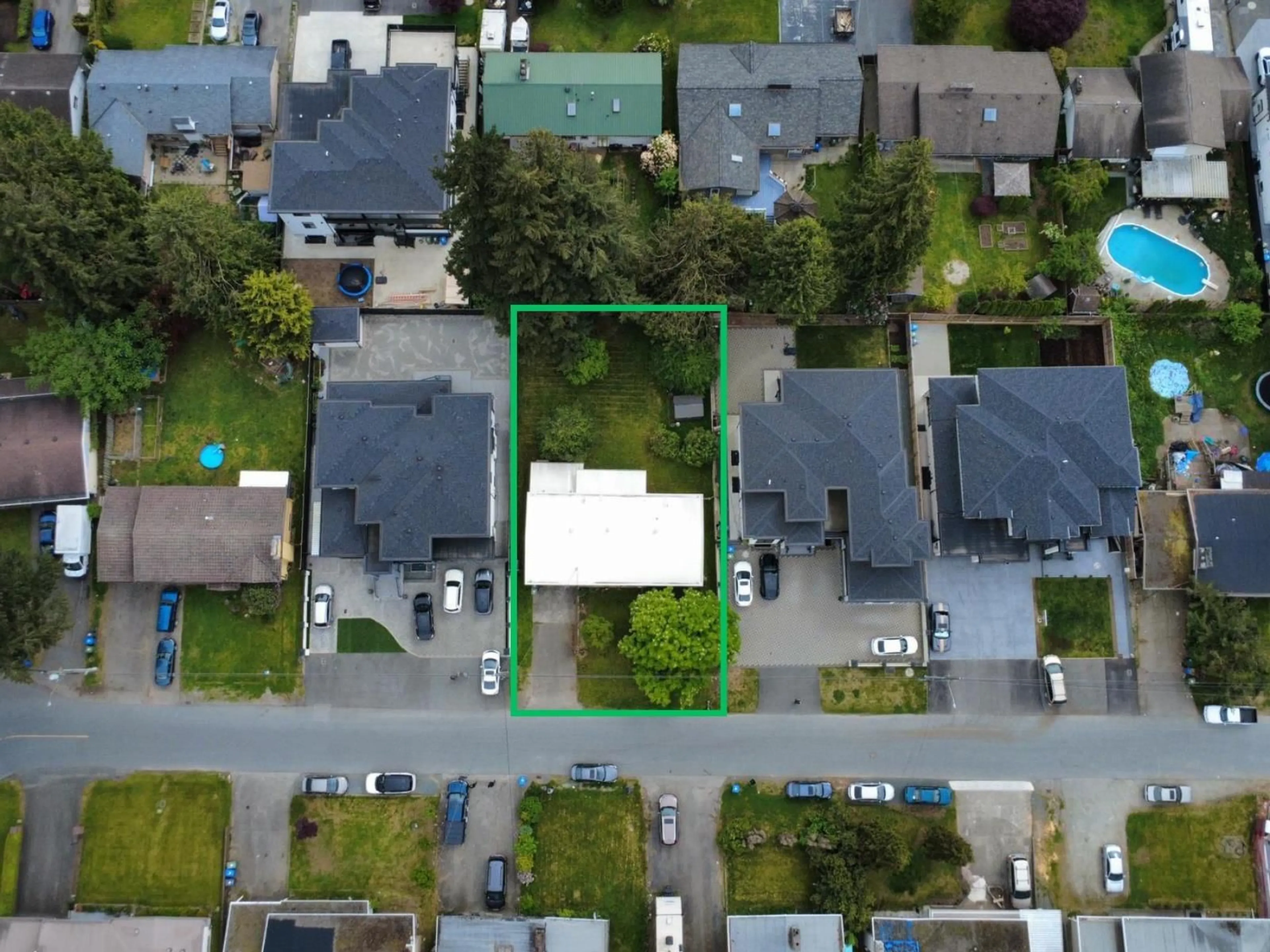 A pic from outside/outdoor area/front of a property/back of a property/a pic from drone, street for 2136 SHERWOOD, Abbotsford British Columbia V2T1B8