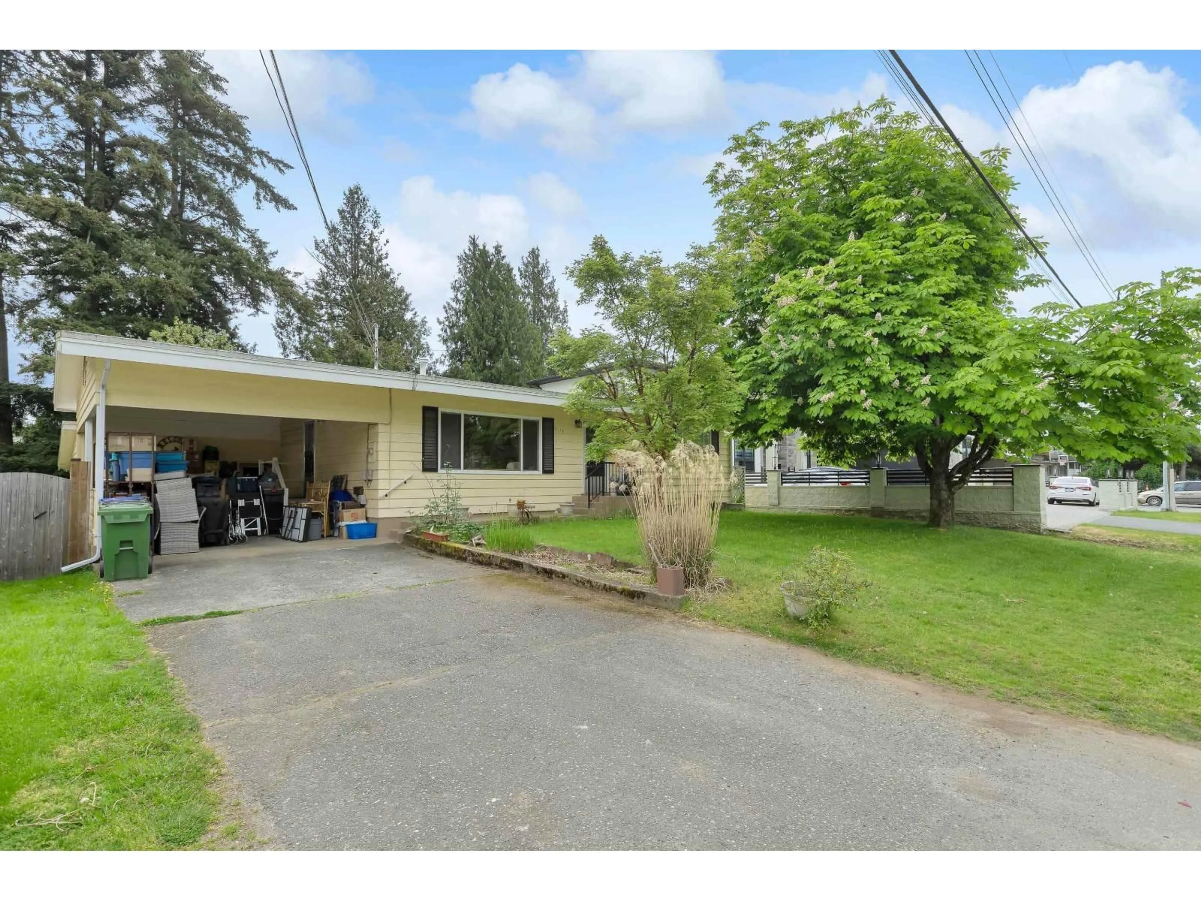 A pic from outside/outdoor area/front of a property/back of a property/a pic from drone, street for 2136 SHERWOOD, Abbotsford British Columbia V2T1B8