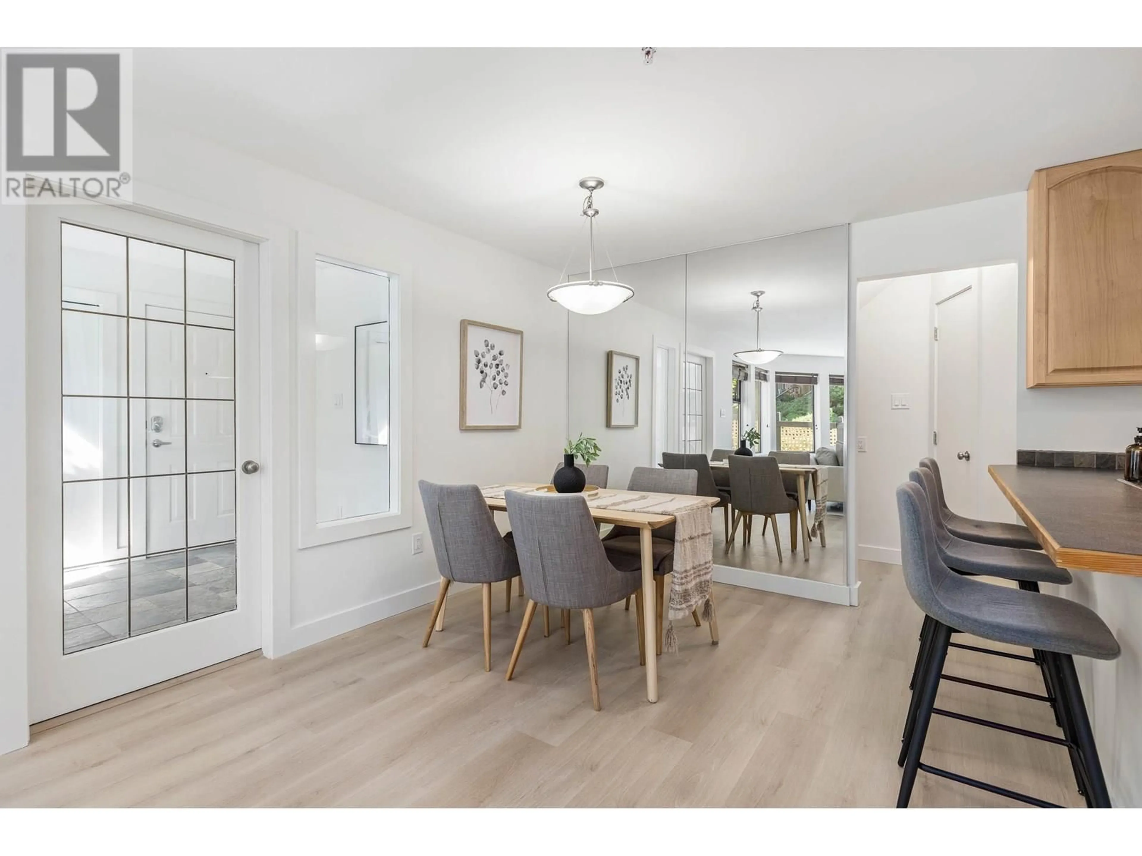 Dining room, wood/laminate floor for 26 - 4725 SPEARHEAD DRIVE, Whistler British Columbia V8E1E6