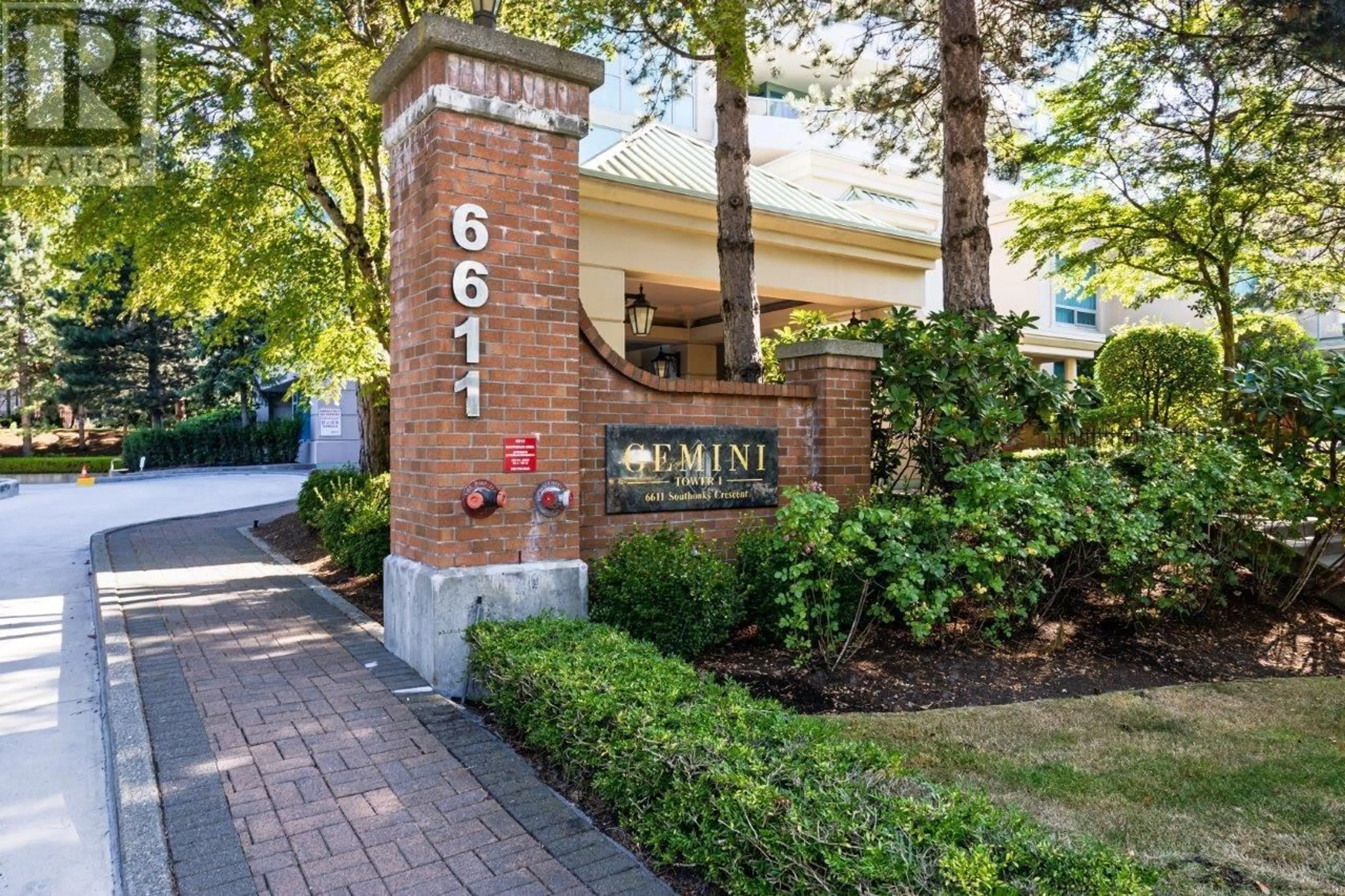 Patio, street for 806 - 6611 SOUTHOAKS CRESCENT, Burnaby British Columbia V5E4L5