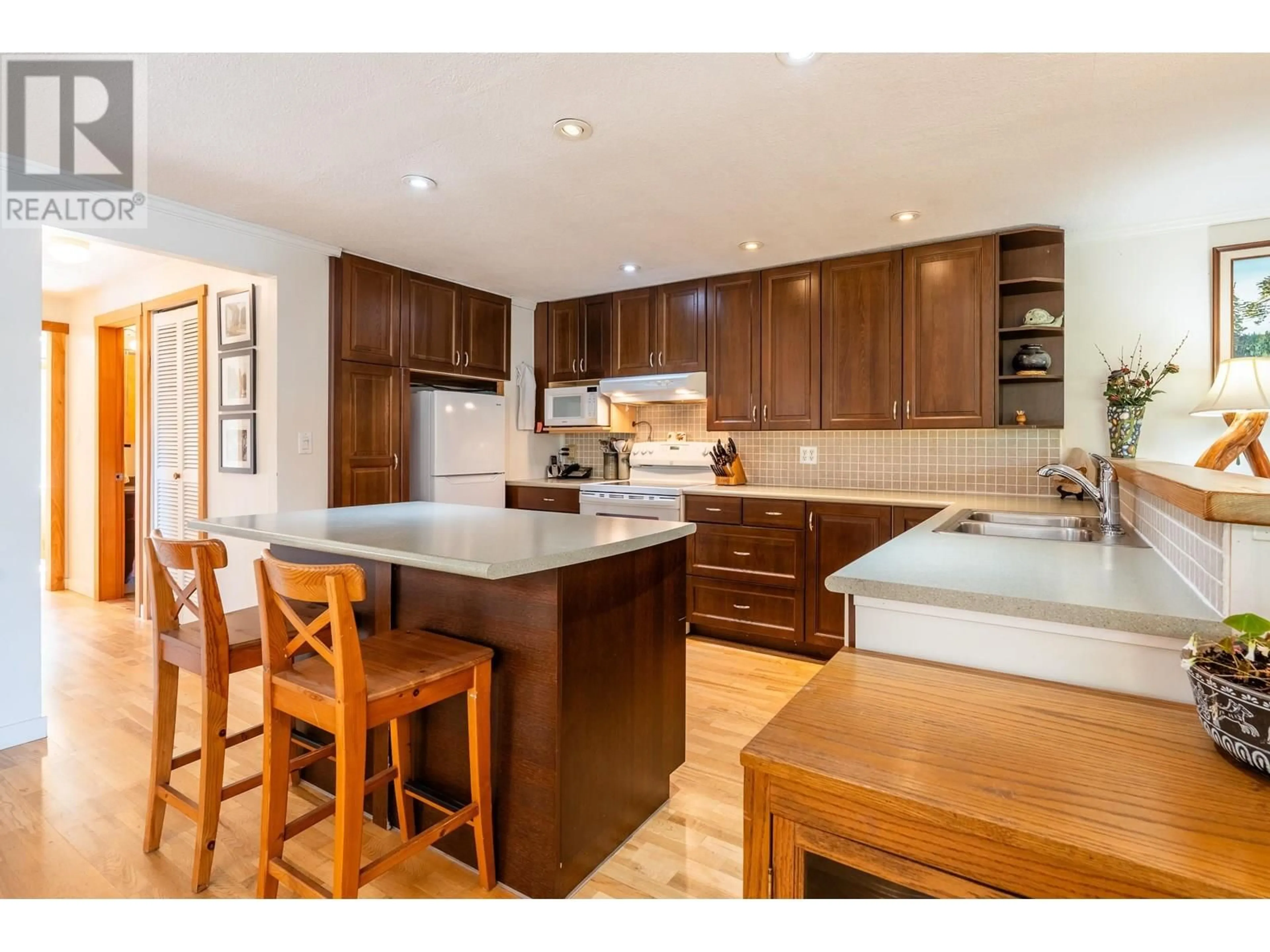 Open concept kitchen, wood/laminate floor for 5459 DERBY ROAD, Sechelt British Columbia V7Z0M1