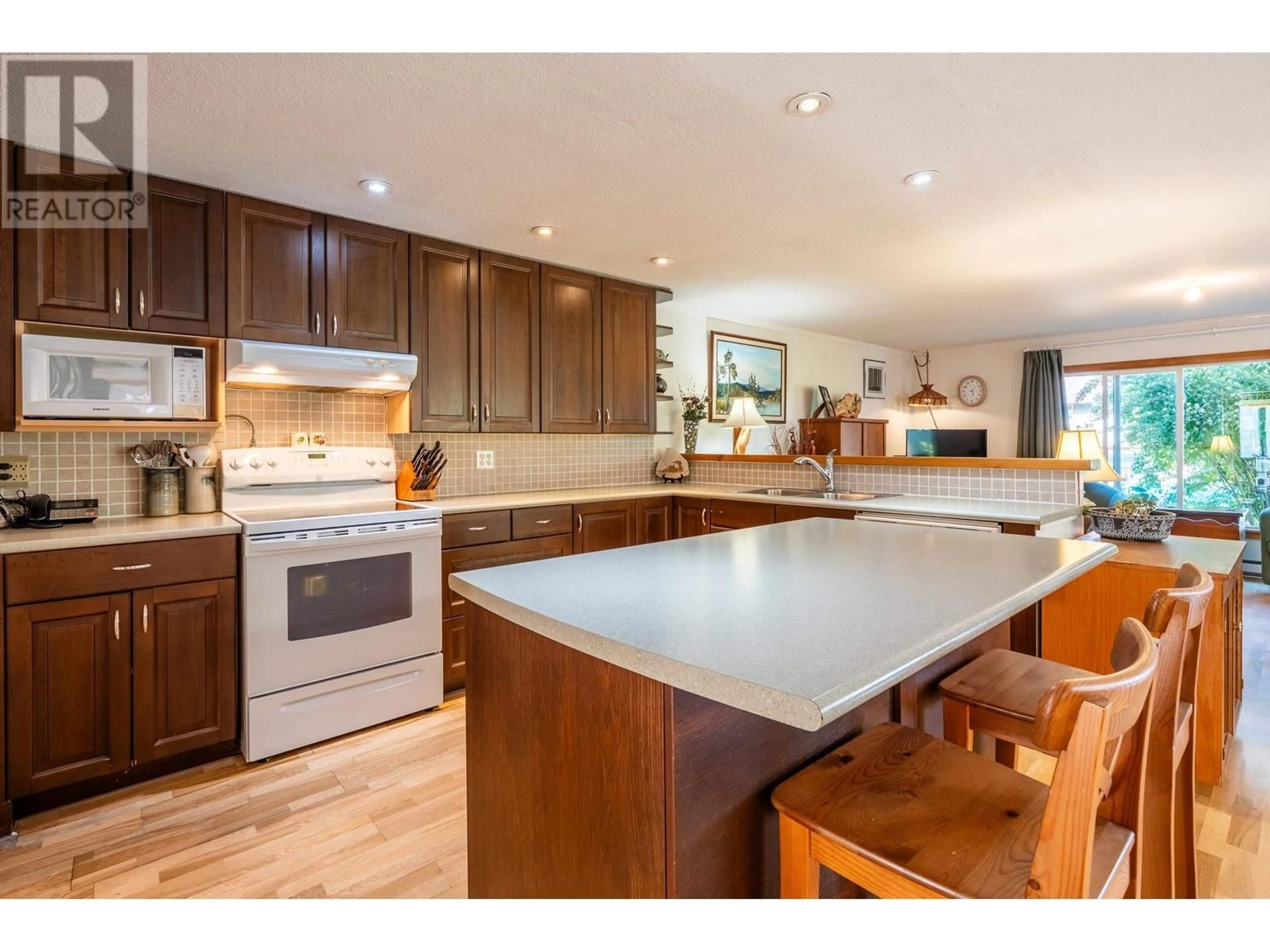 Open concept kitchen, wood/laminate floor for 5459 DERBY ROAD, Sechelt British Columbia V7Z0M1