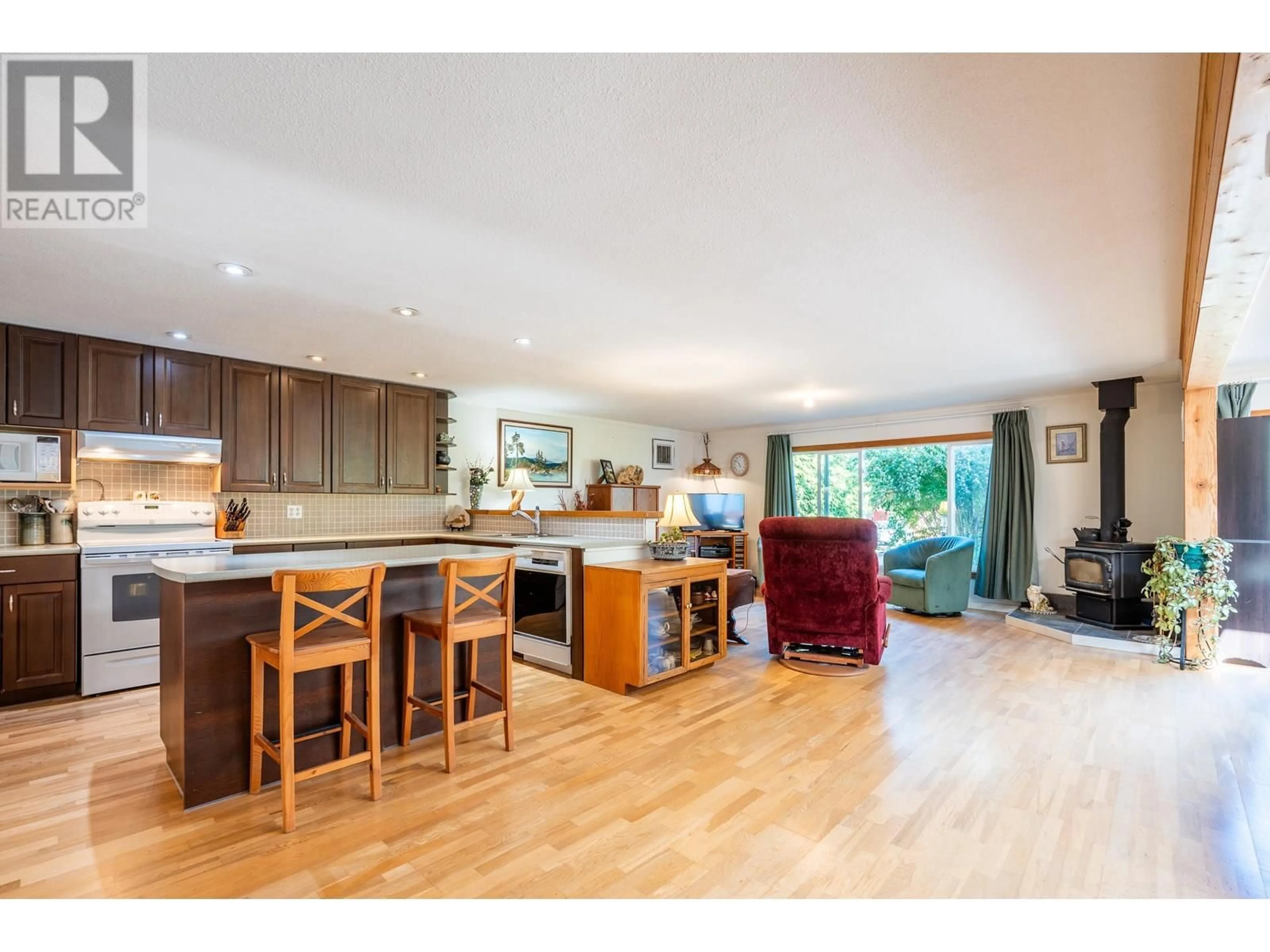 Open concept kitchen, wood/laminate floor for 5459 DERBY ROAD, Sechelt British Columbia V7Z0M1