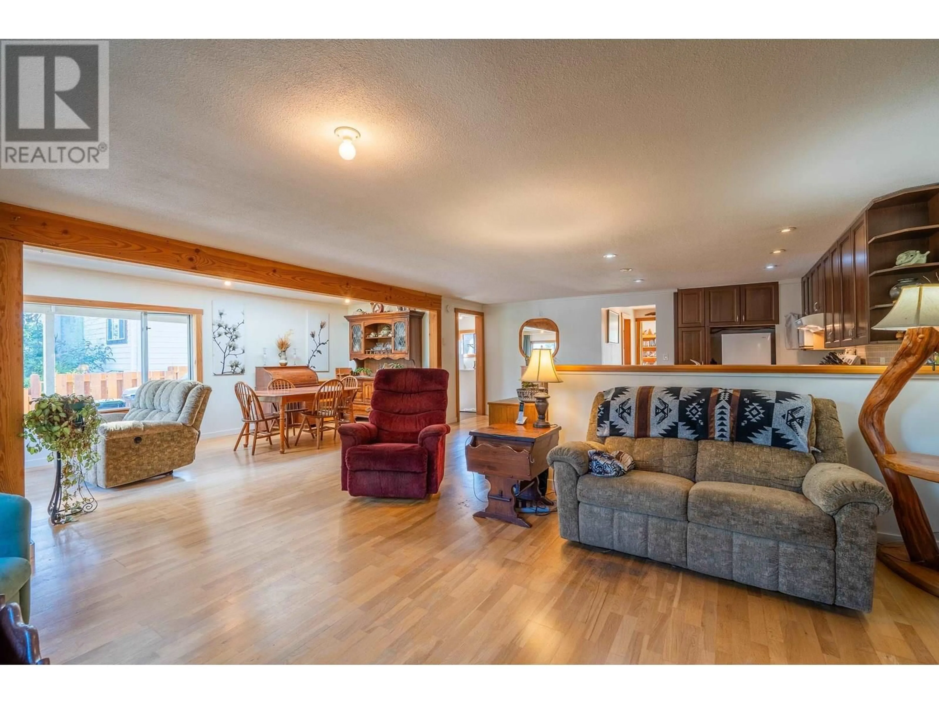 Living room with furniture, wood/laminate floor for 5459 DERBY ROAD, Sechelt British Columbia V7Z0M1