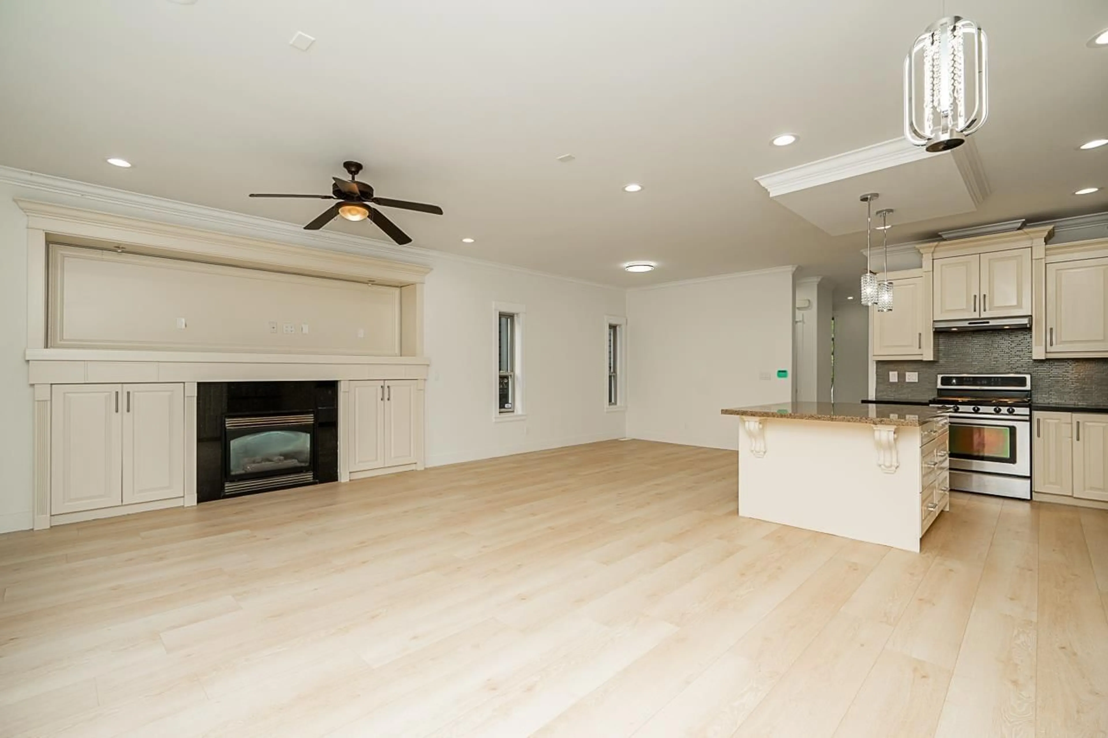 Open concept kitchen, wood/laminate floor for 14636 36A, Surrey British Columbia V4P0E3