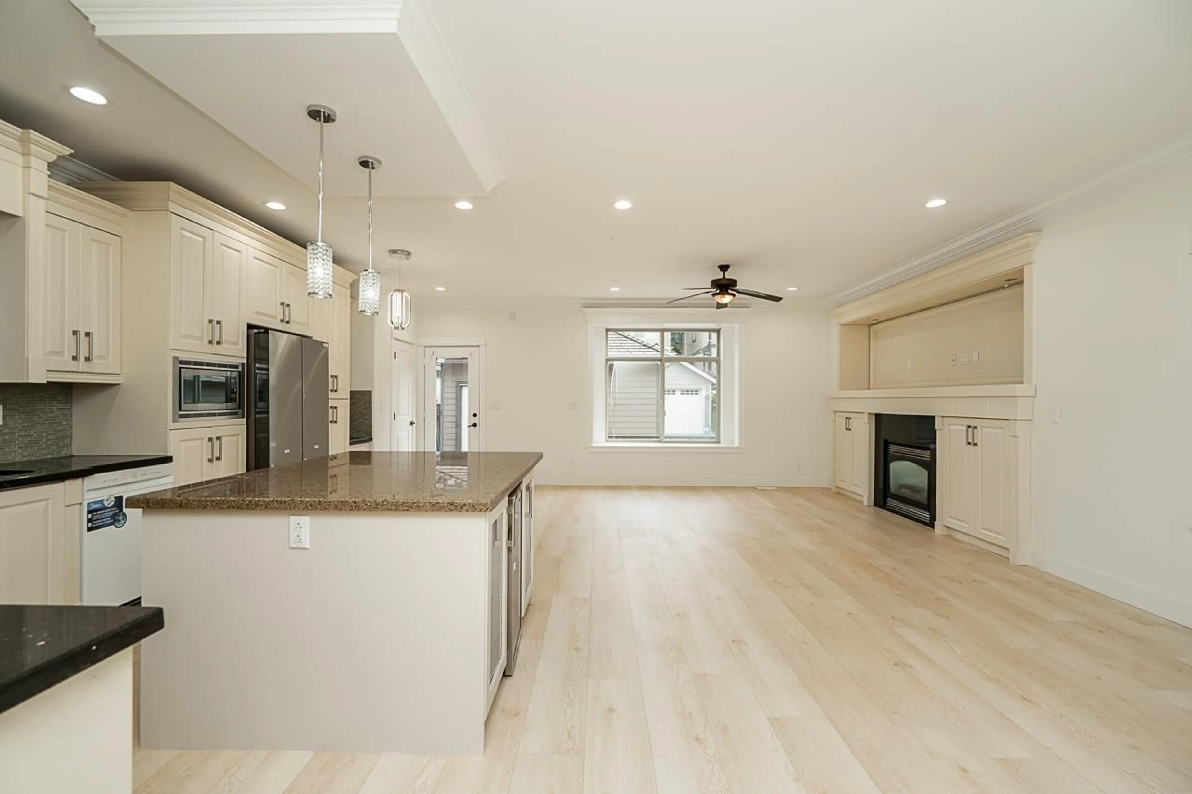 Open concept kitchen, wood/laminate floor for 14636 36A, Surrey British Columbia V4P0E3