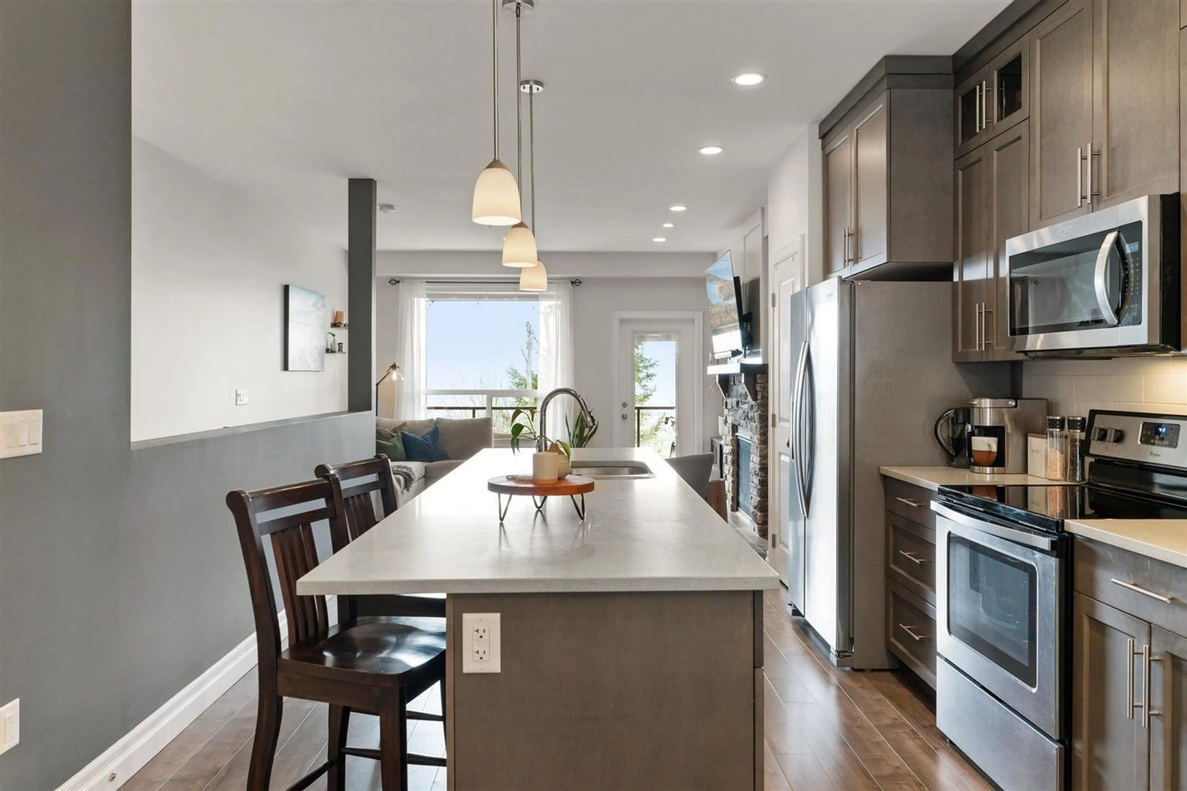 Contemporary kitchen, unknown for 122 - 6026 LINDEMAN STREET, Chilliwack British Columbia V2R0W1