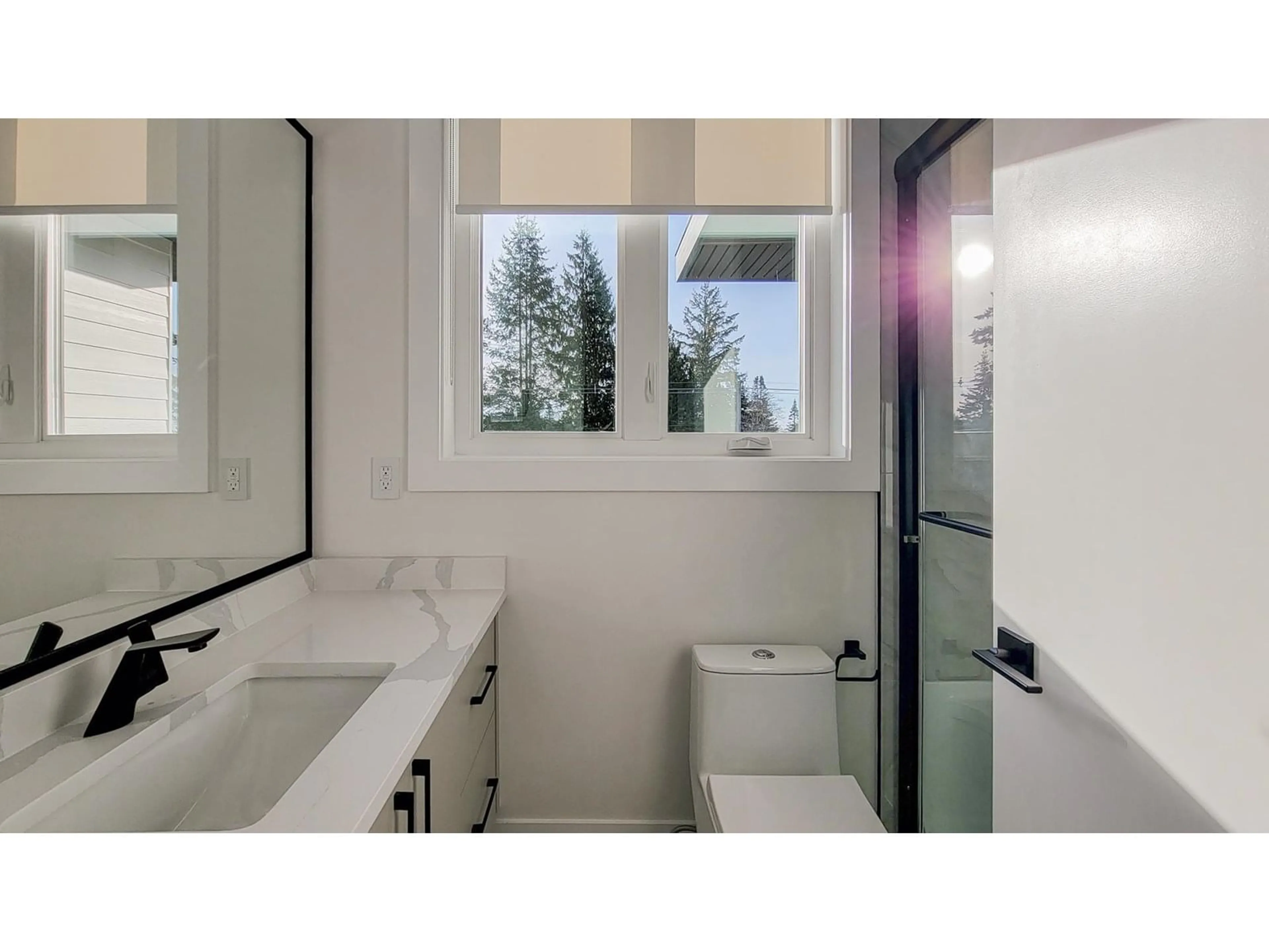 Contemporary bathroom, ceramic/tile floor for 13525 16TH, Surrey British Columbia V4A9K9