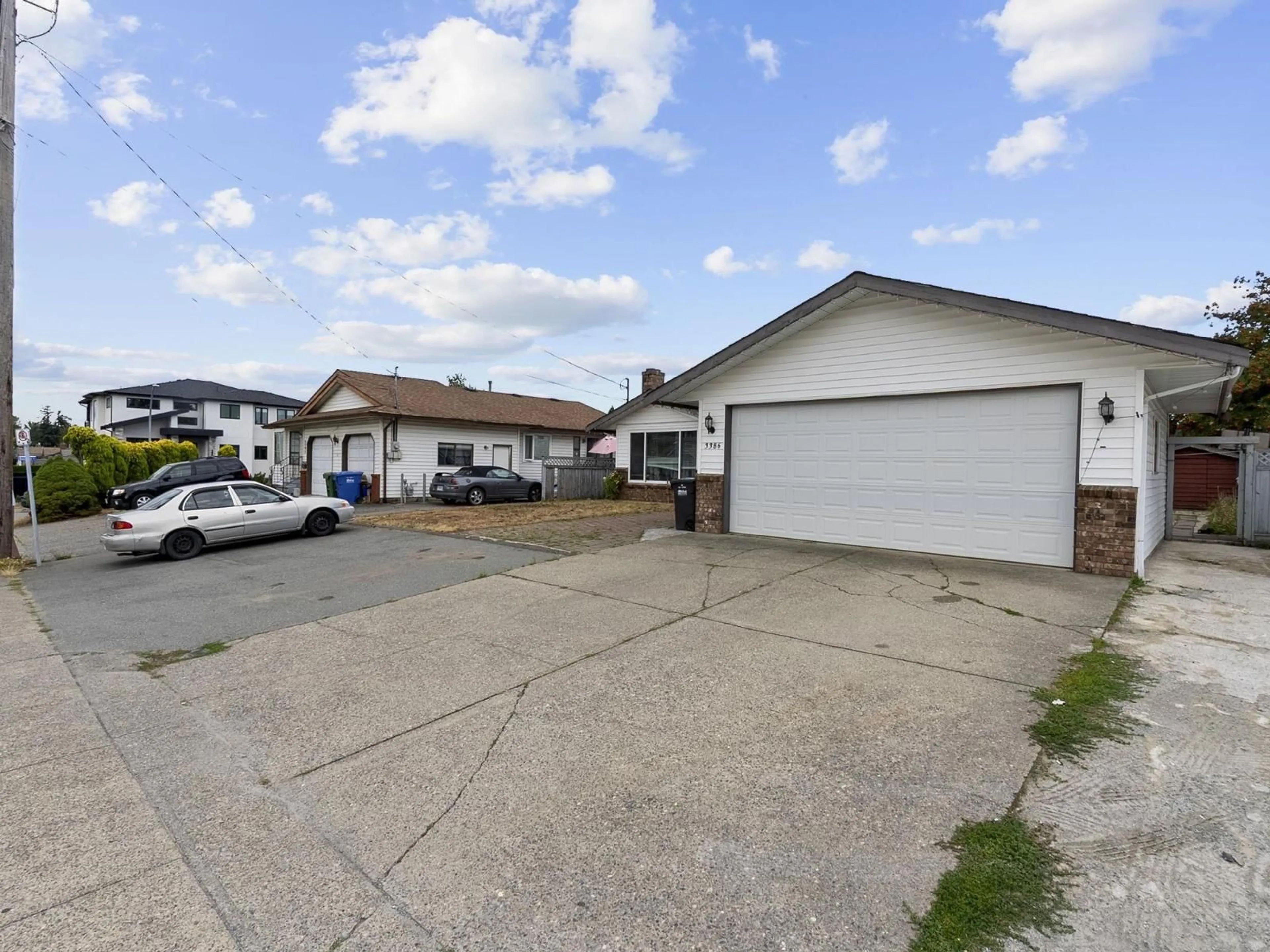 A pic from outside/outdoor area/front of a property/back of a property/a pic from drone, street for 3386 CLEARBROOK, Abbotsford British Columbia V2T4T4
