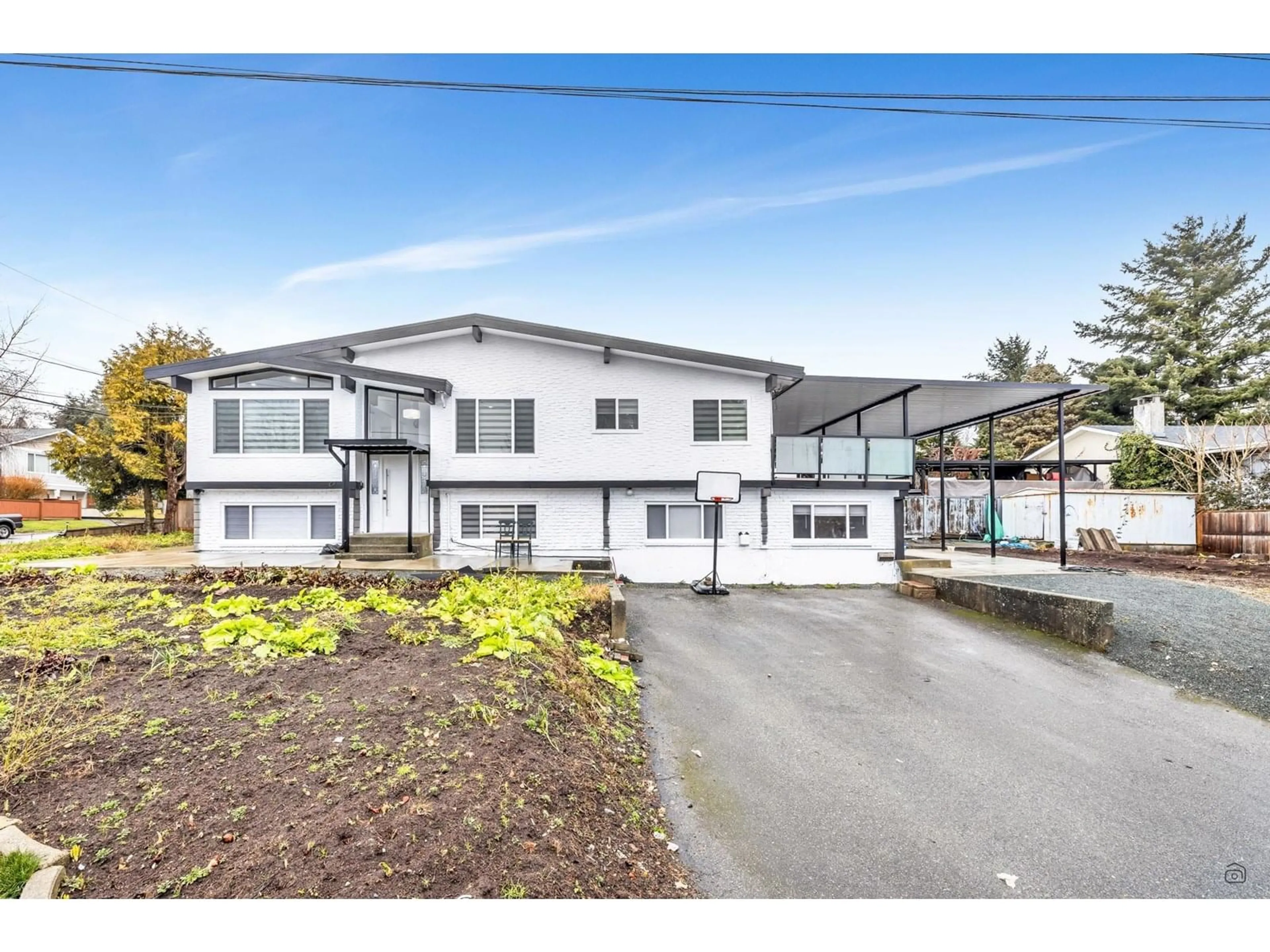 A pic from outside/outdoor area/front of a property/back of a property/a pic from drone, unknown for 15839 CLIFF, White Rock British Columbia V4B1W7