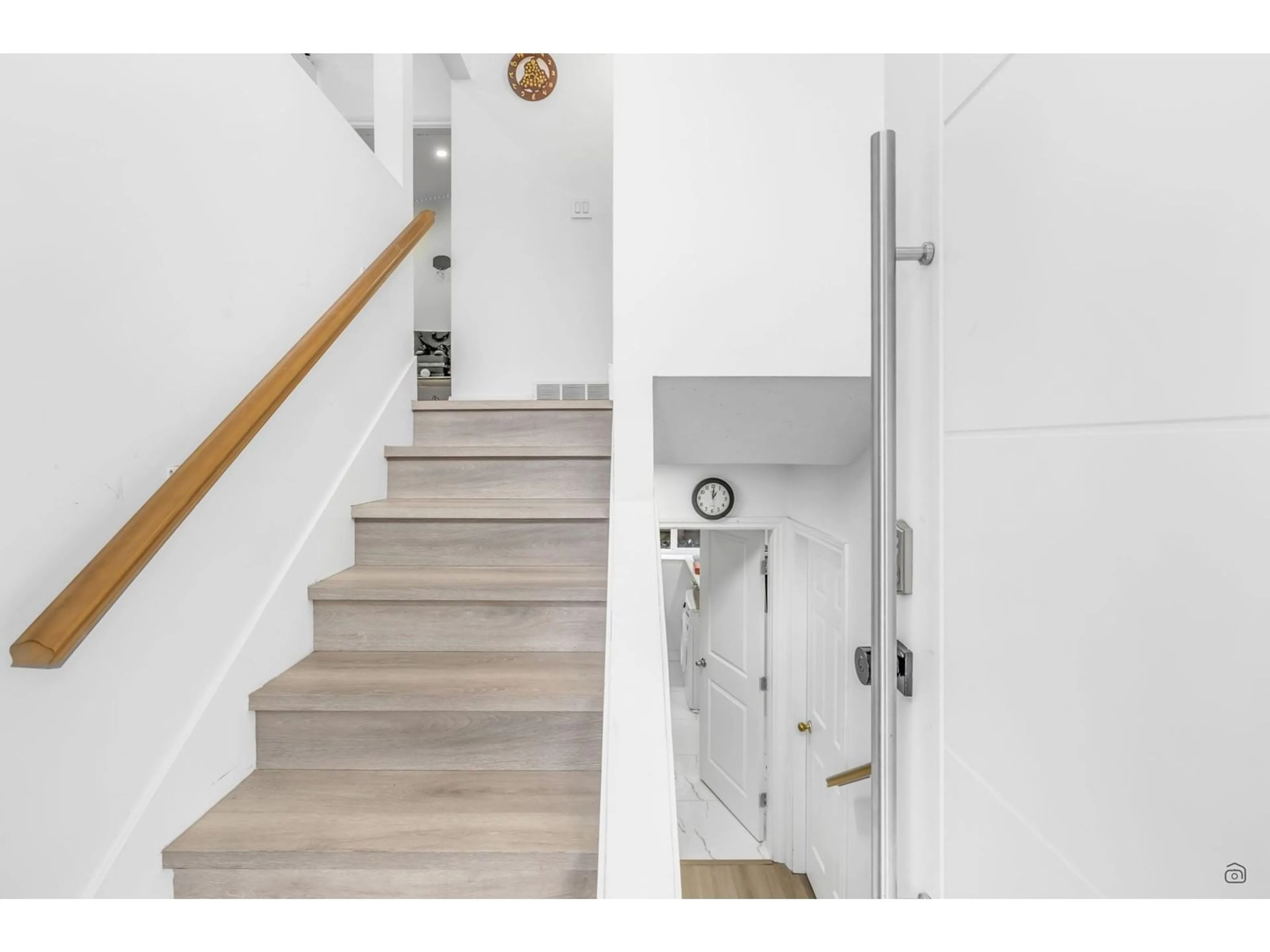 Stairs for 15839 CLIFF, White Rock British Columbia V4B1W7