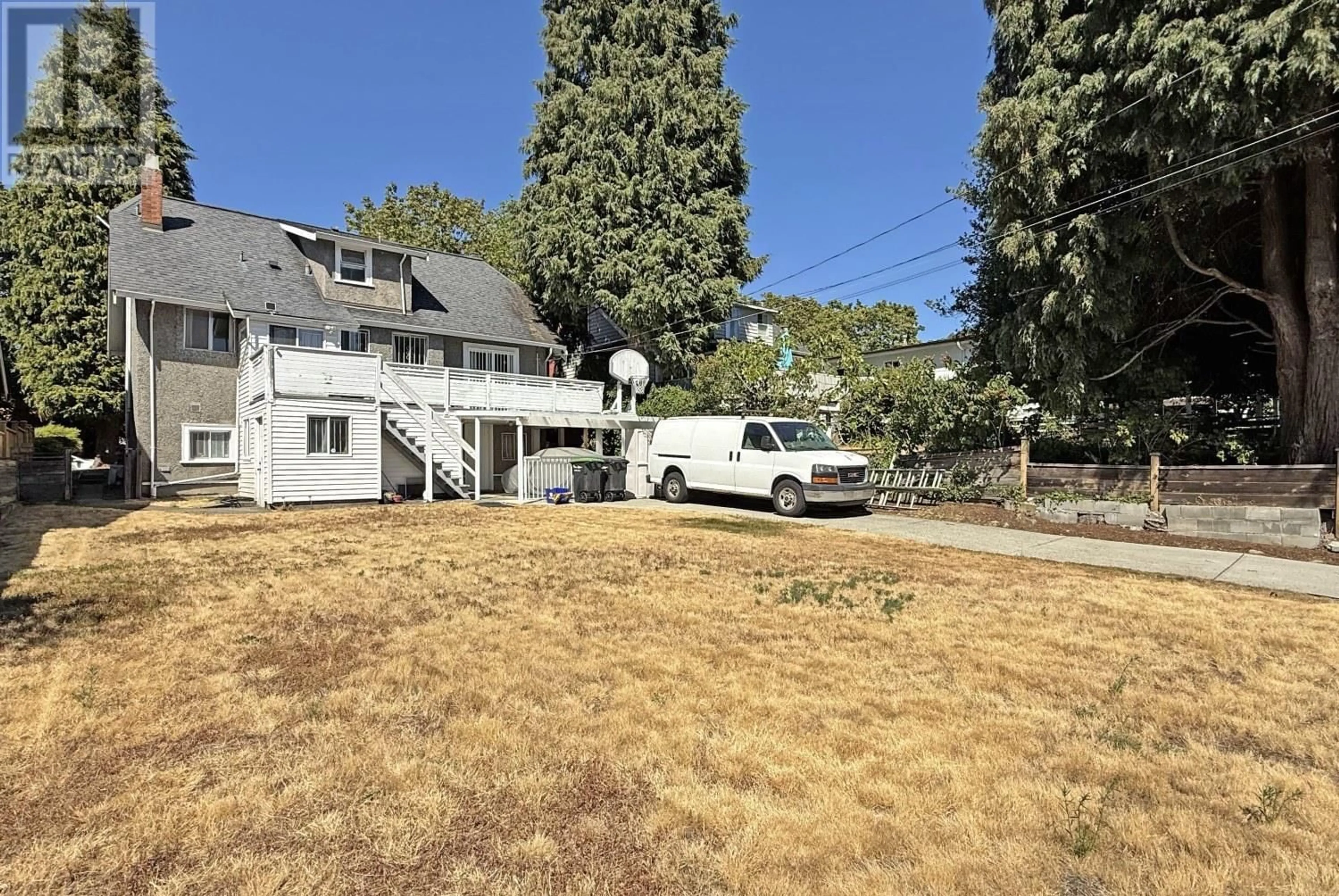 A pic from outside/outdoor area/front of a property/back of a property/a pic from drone, street for 3072 28TH AVENUE, Vancouver British Columbia V6L1X5