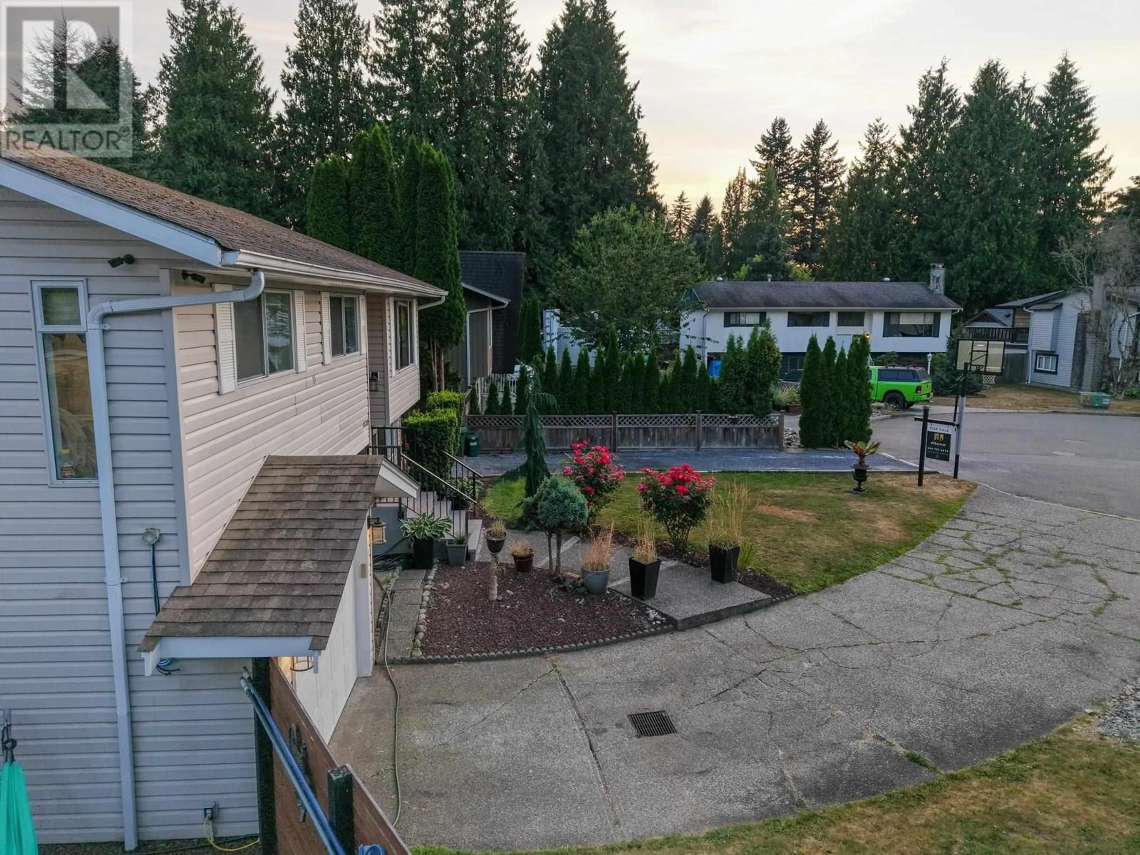 A pic from outside/outdoor area/front of a property/back of a property/a pic from drone, unknown for 11718 208 STREET, Maple Ridge British Columbia V2X7S3