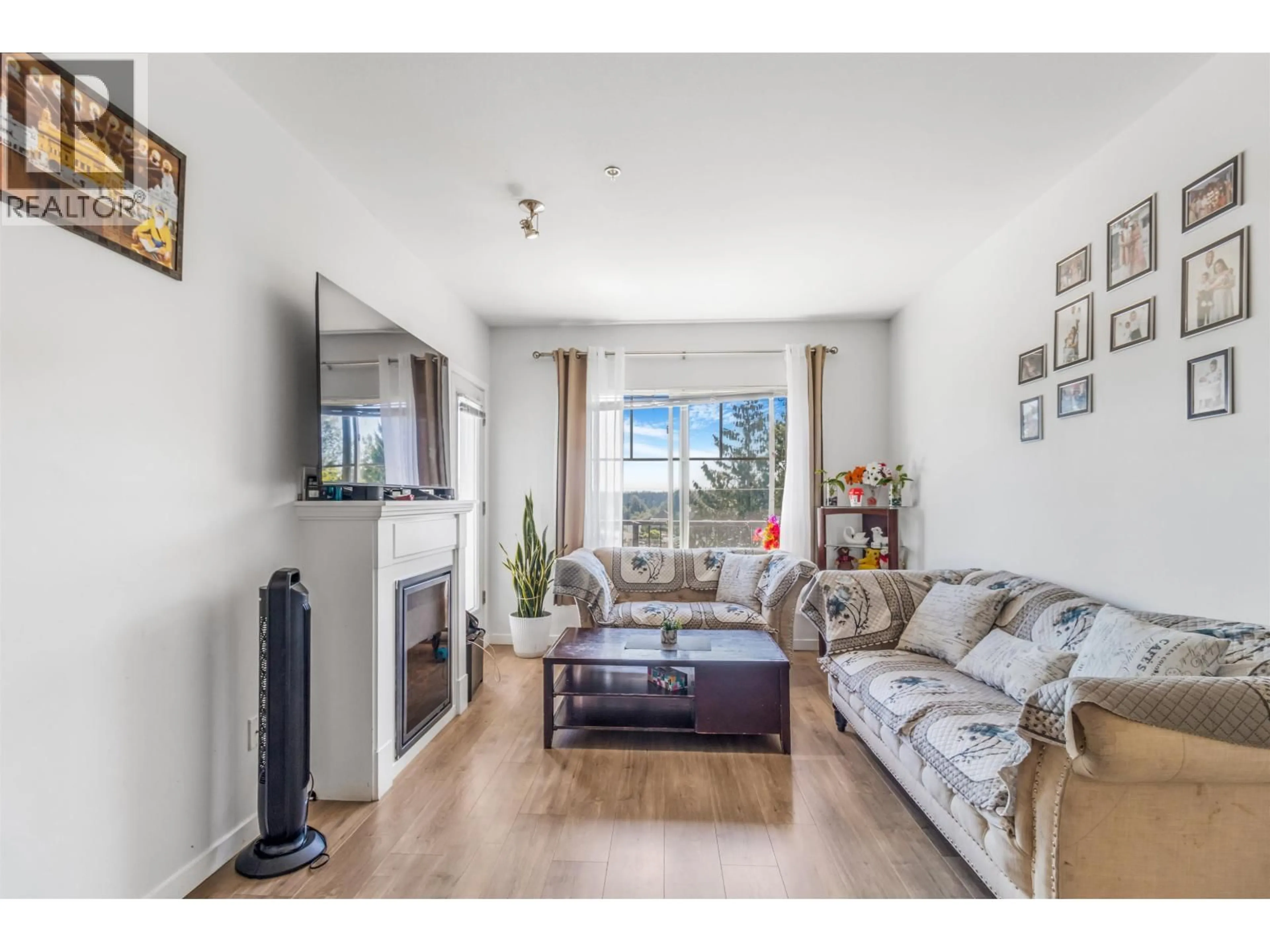 Living room with furniture, unknown for 306 - 22290 NORTH AVE AVENUE, Maple Ridge British Columbia V2X8Z8