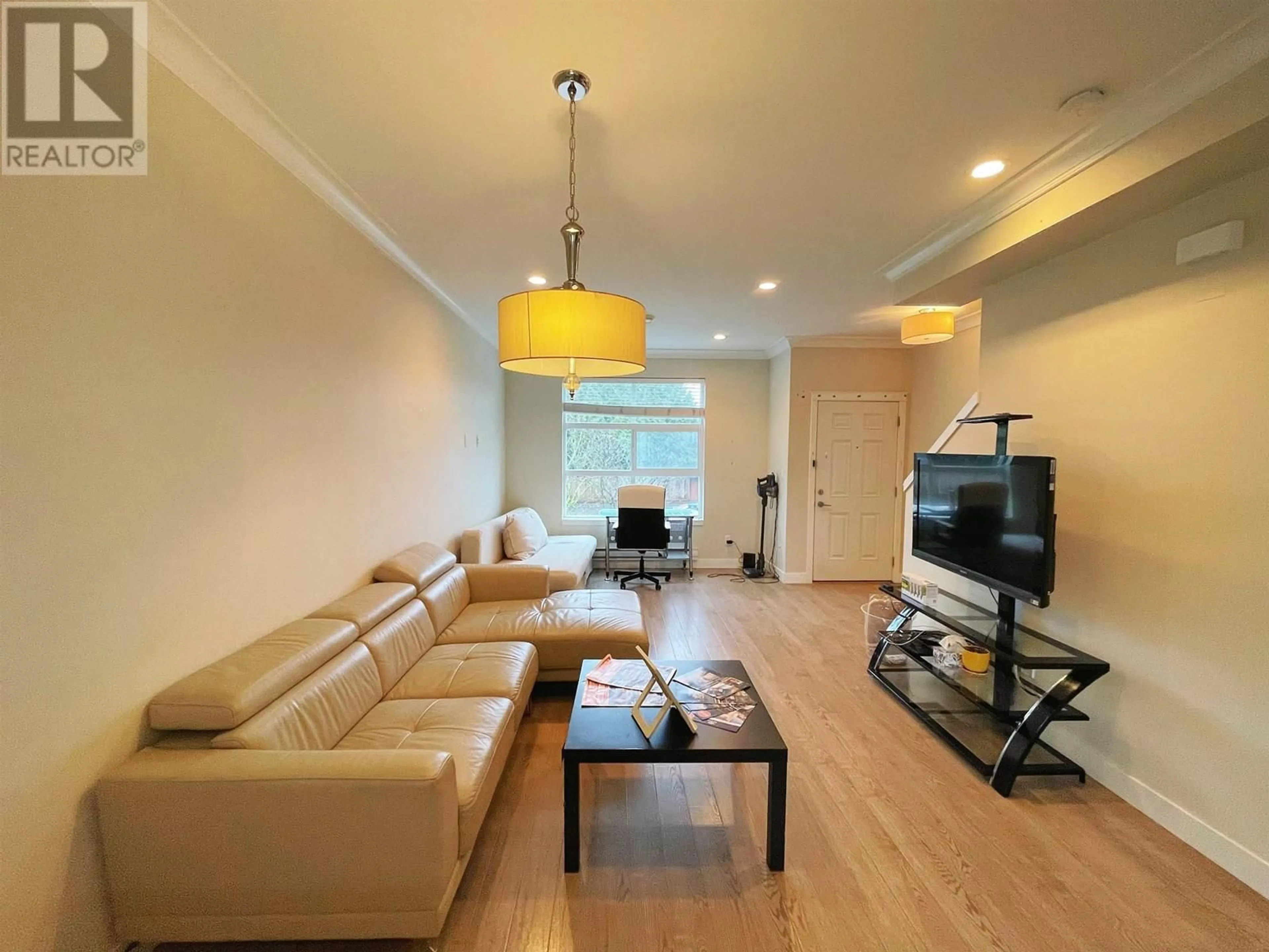 Living room with furniture, wood/laminate floor for 16 - 4191 NO. 4 ROAD, Richmond British Columbia V6X2M2