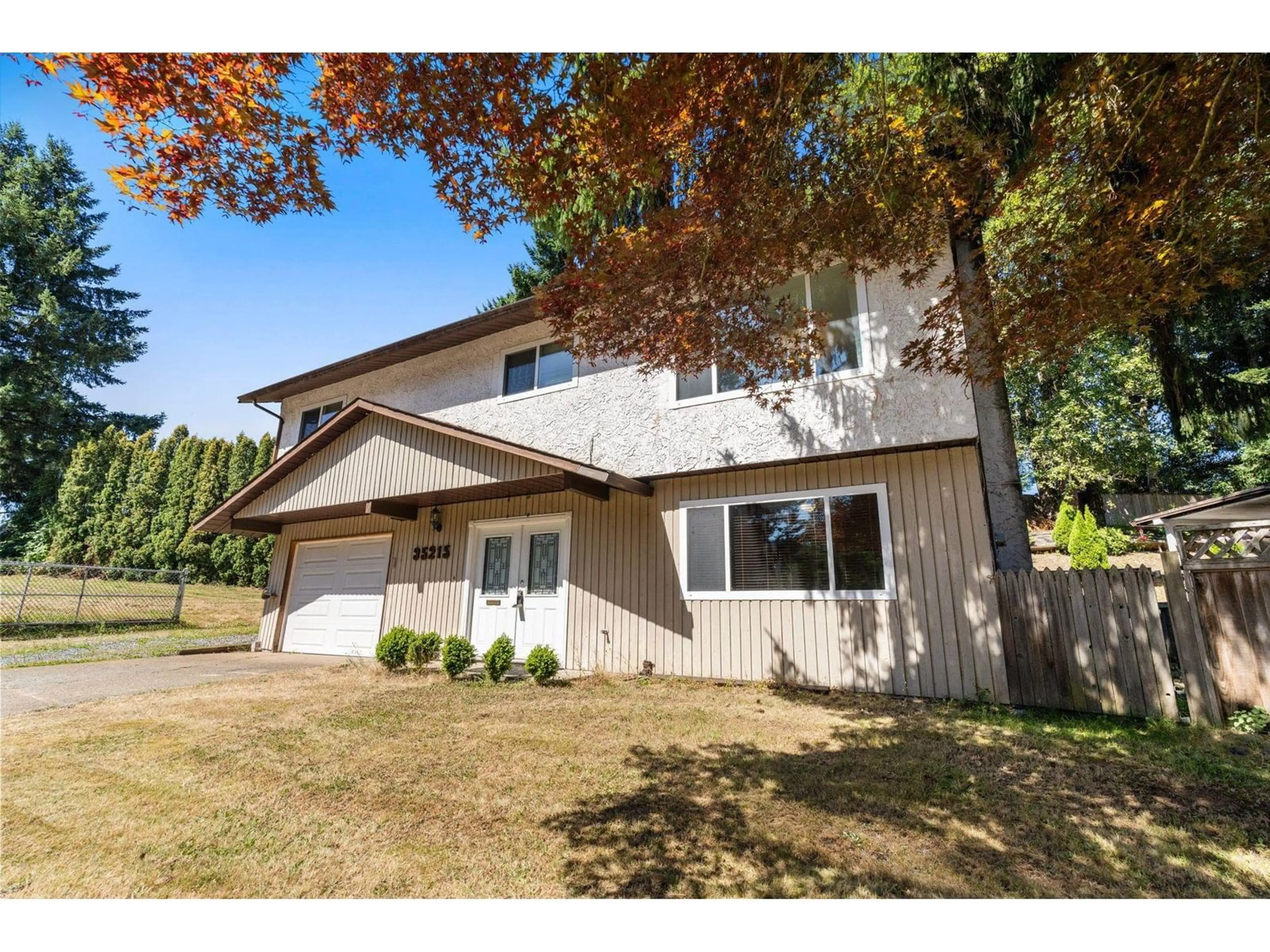 Home with vinyl exterior material, unknown for 35215 MCKEE, Abbotsford British Columbia V2S6K5