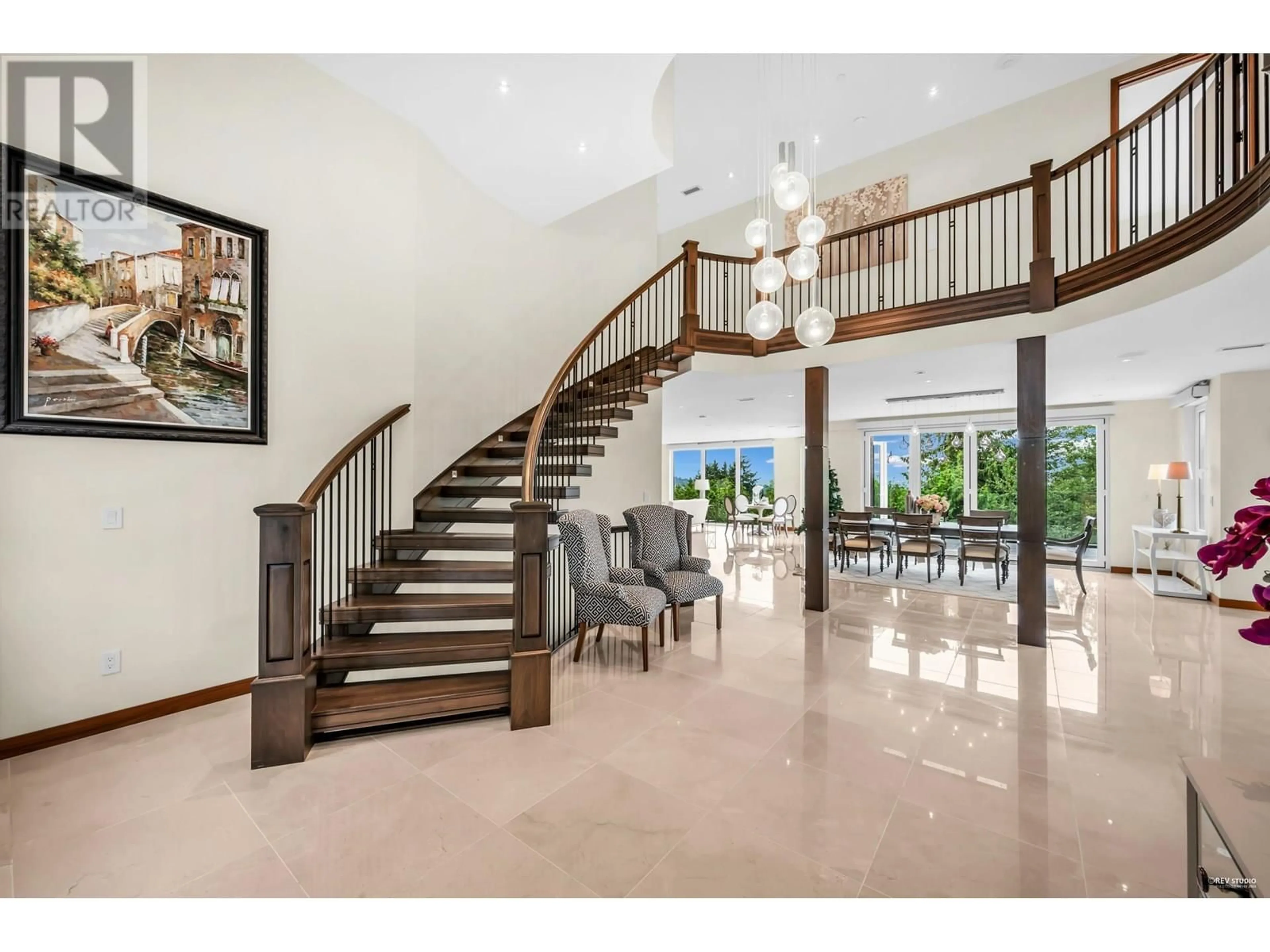 Indoor foyer for 518 BALLANTREE PLACE, West Vancouver British Columbia V7S1W5