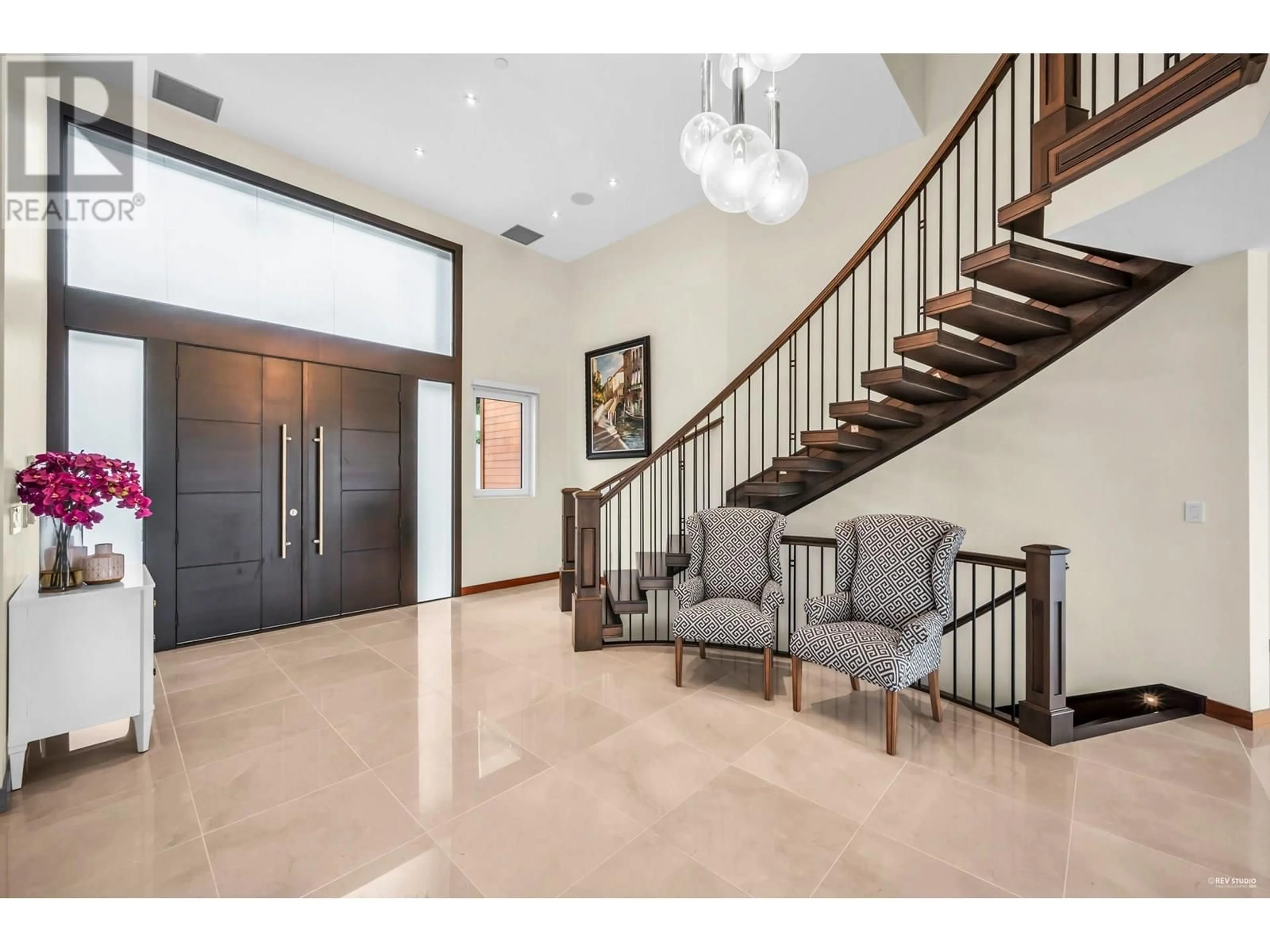 Indoor foyer for 518 BALLANTREE PLACE, West Vancouver British Columbia V7S1W5