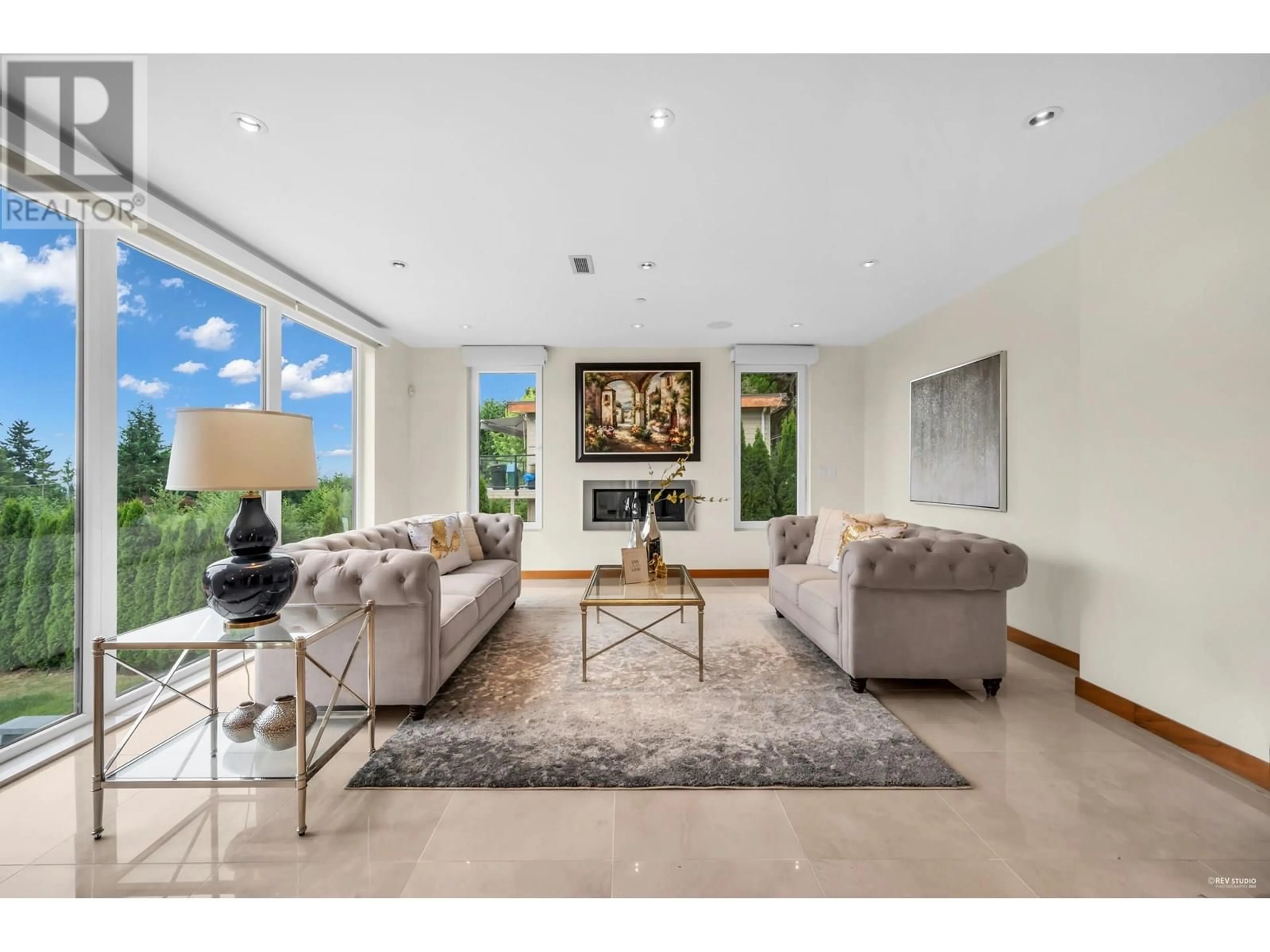 Living room with furniture, unknown for 518 BALLANTREE PLACE, West Vancouver British Columbia V7S1W5