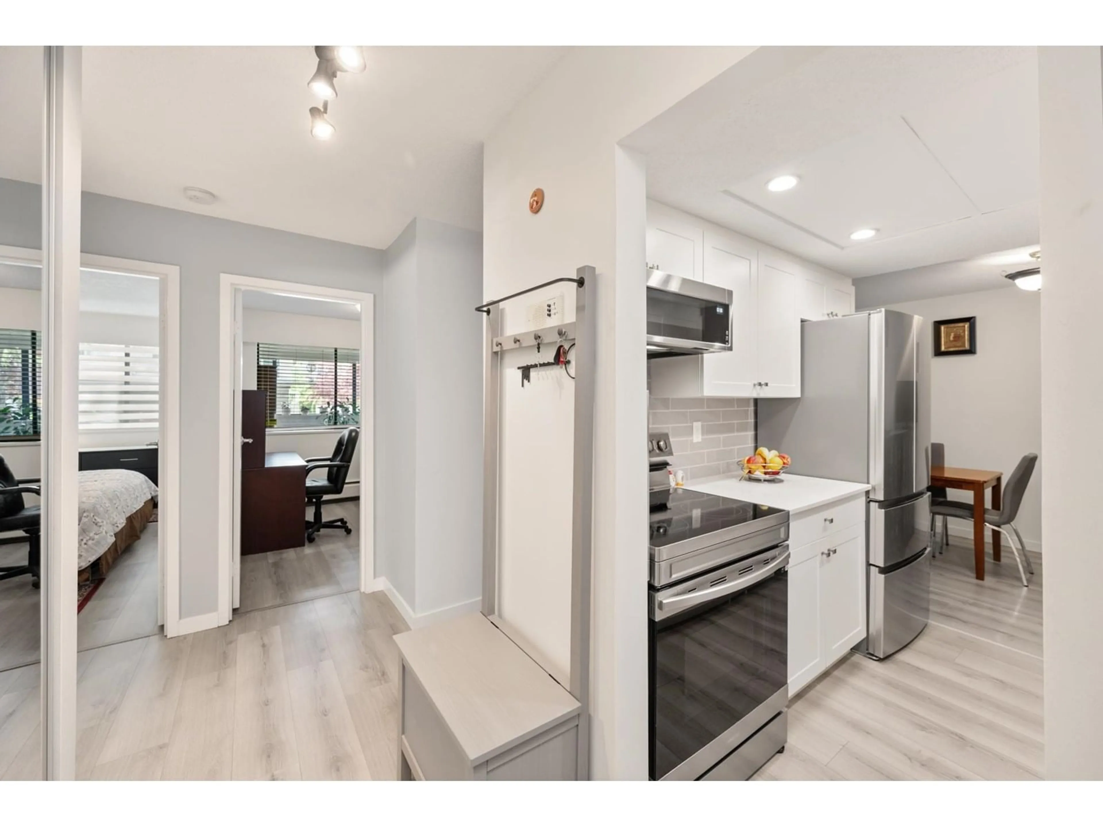 Open concept kitchen, unknown for 104 - 1320 FIR, White Rock British Columbia V4B4B2