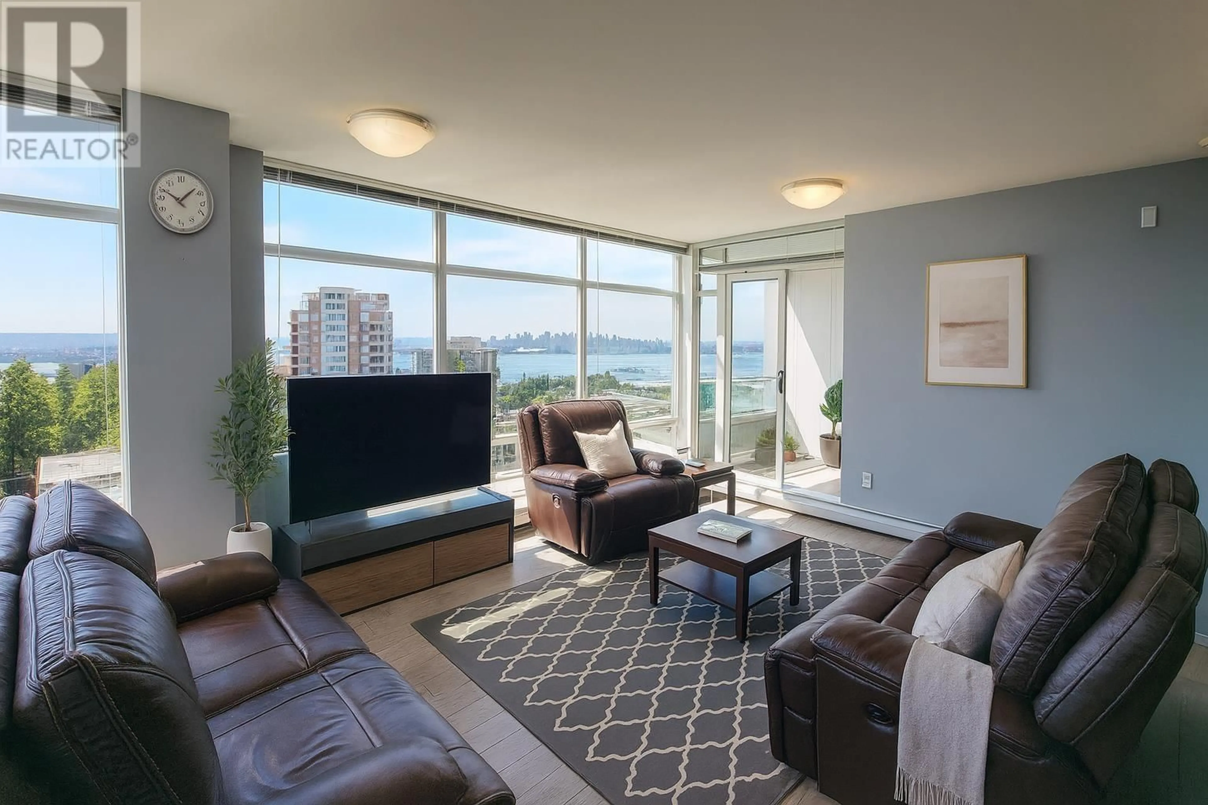 Living room with furniture, unknown for 904 - 158 13TH STREET, North Vancouver British Columbia V7M0A7
