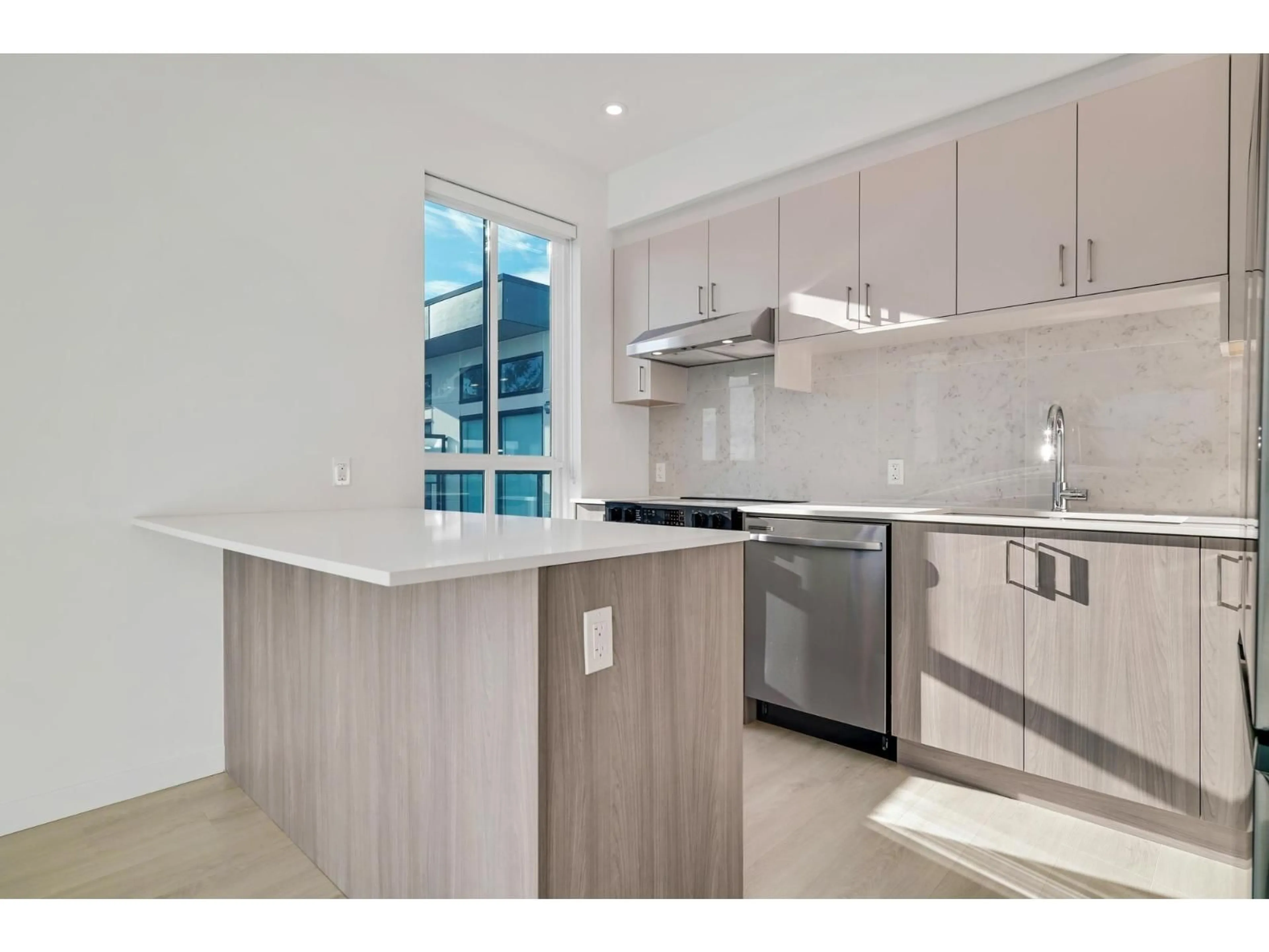 Standard kitchen, ceramic/tile floor for E616 - 13858 108, Surrey British Columbia V3T0T8