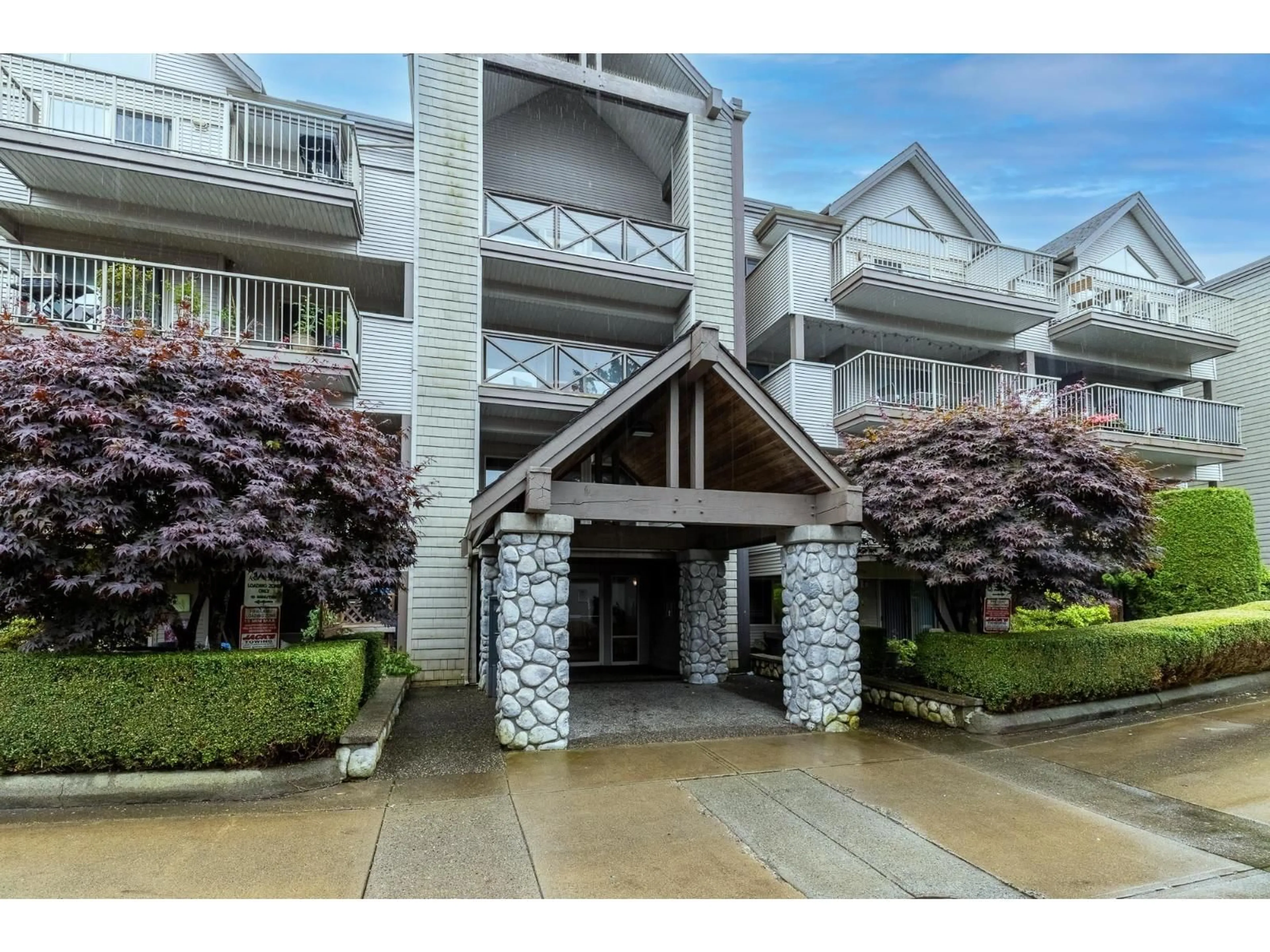 Indoor foyer for 114 - 33478 ROBERTS, Abbotsford British Columbia V2S8E1