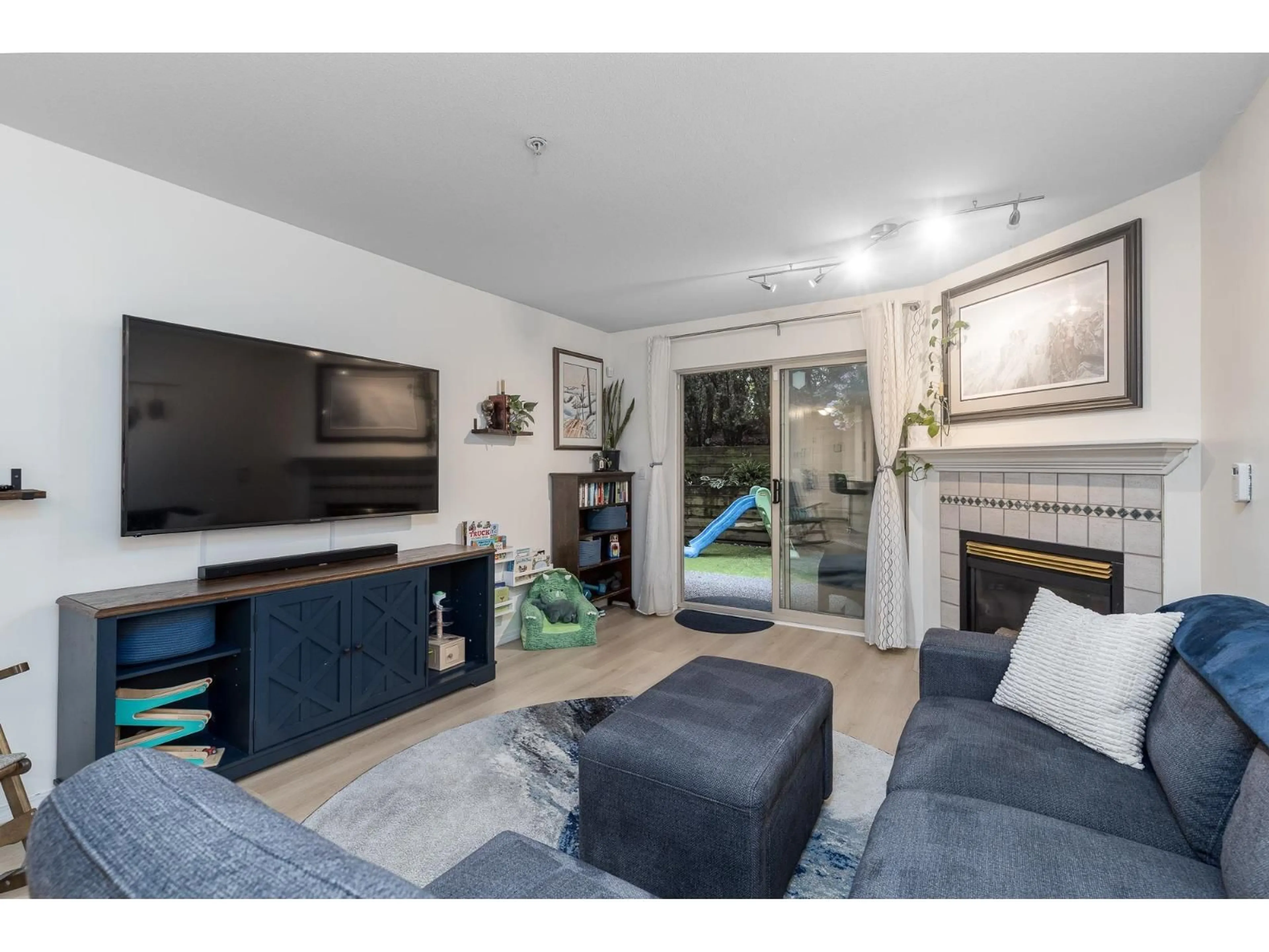 Living room with furniture, wood/laminate floor for 114 - 33478 ROBERTS, Abbotsford British Columbia V2S8E1