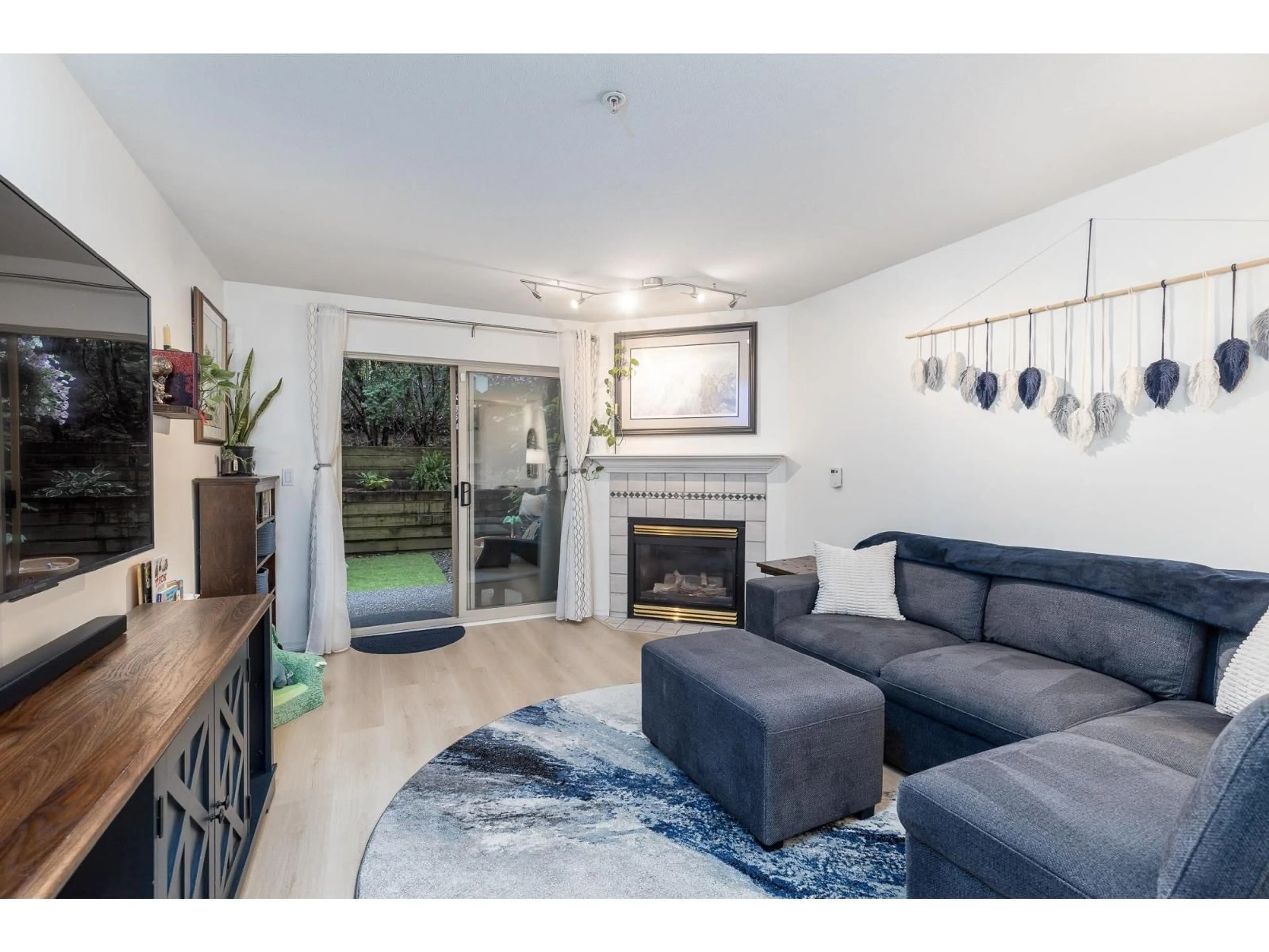 Living room with furniture, unknown for 114 - 33478 ROBERTS, Abbotsford British Columbia V2S8E1