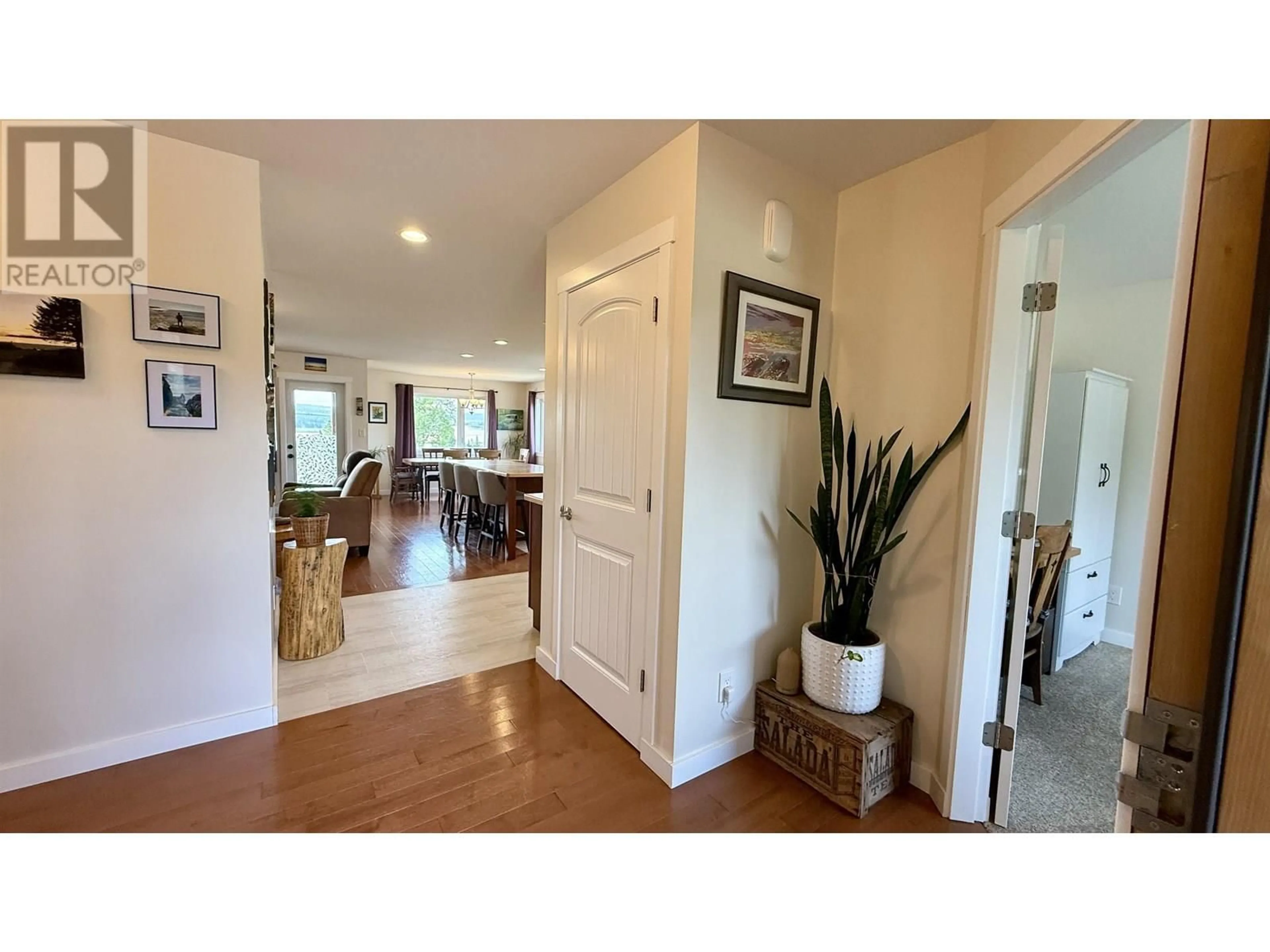 Indoor entryway for 5164 LAKES ROAD, 100 Mile House British Columbia V0K2E1